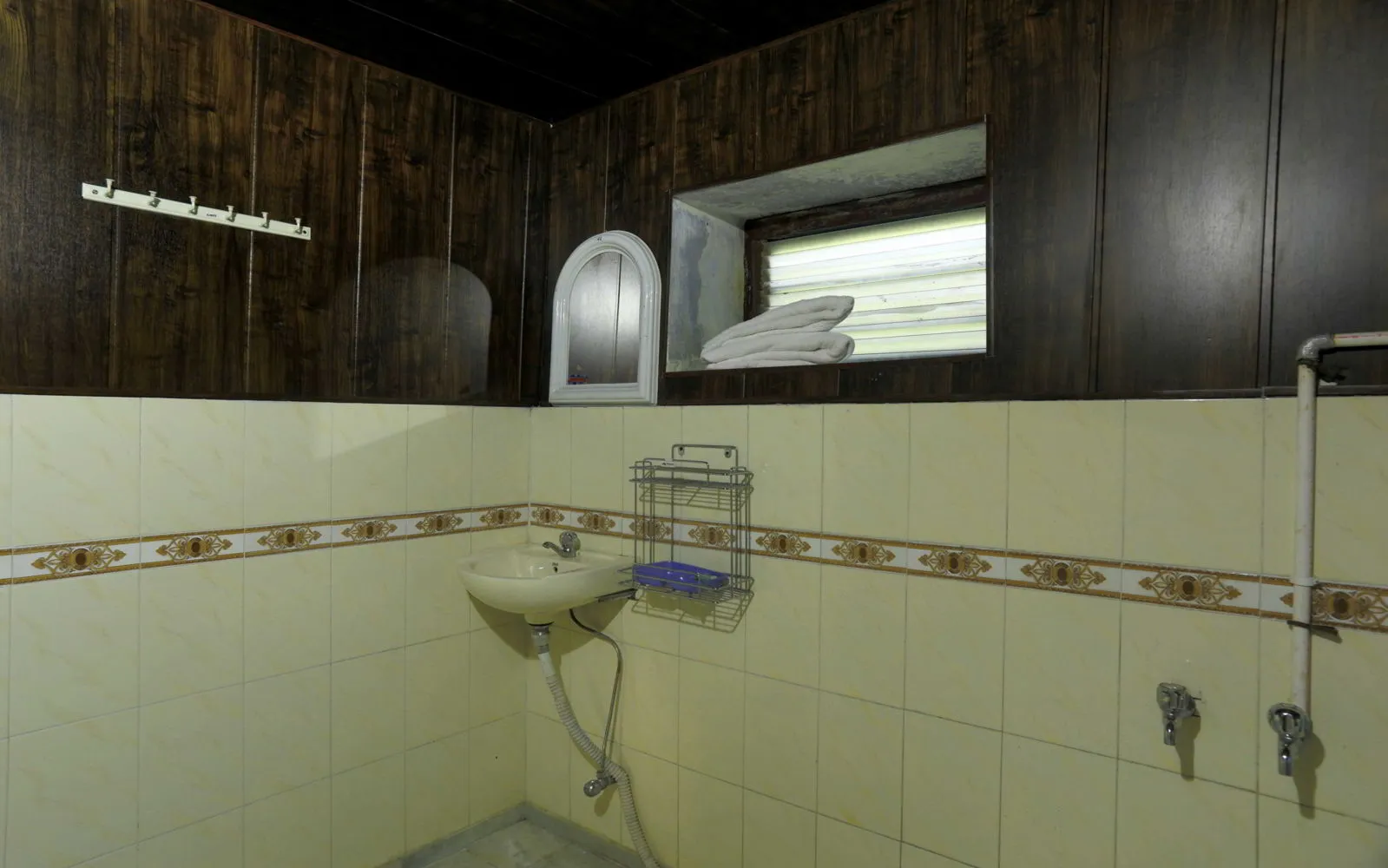 Hotel Kausani Retreat Washroom