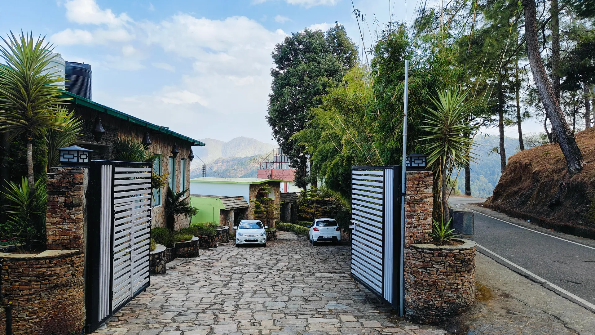 SUNITA HIMALAYAN PARADISE Entrance