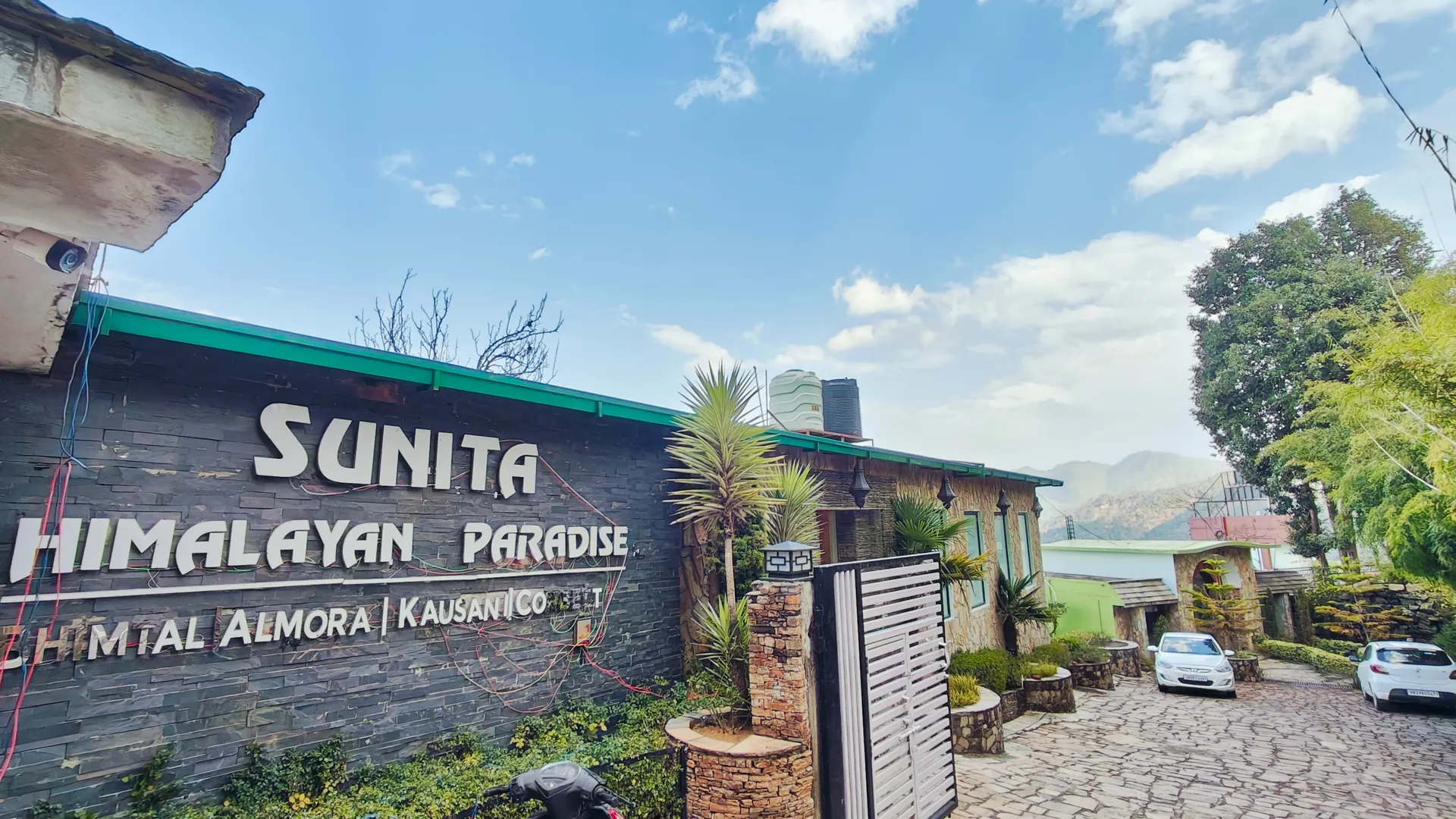 SUNITA HIMALAYAN PARADISE Entrance