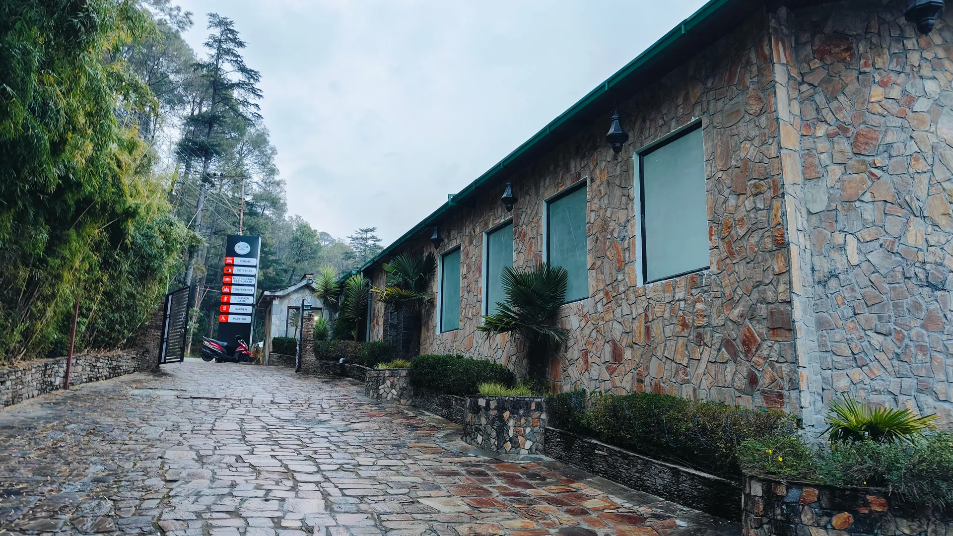 SUNITA HIMALAYAN PARADISE Entrance