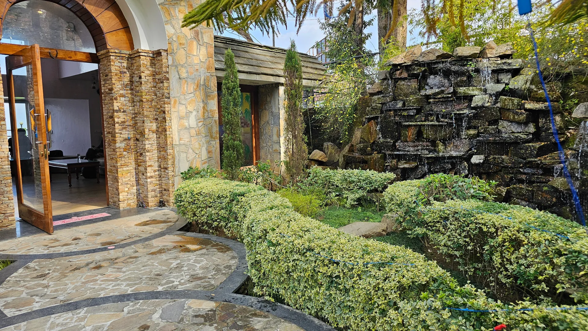 SUNITA HIMALAYAN PARADISE Entrance