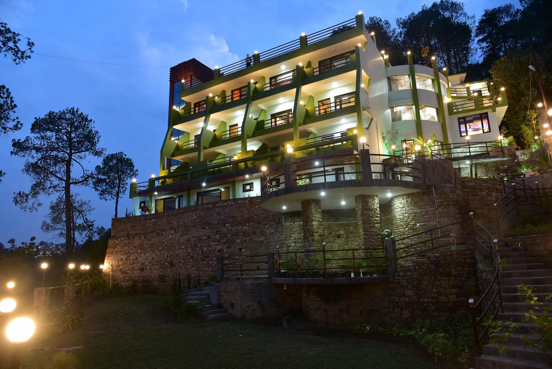 SUNITA HIMALAYAN PARADISE Facade