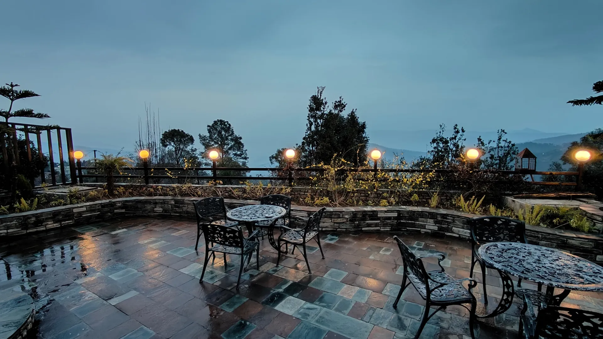 SUNITA HIMALAYAN PARADISE Garden