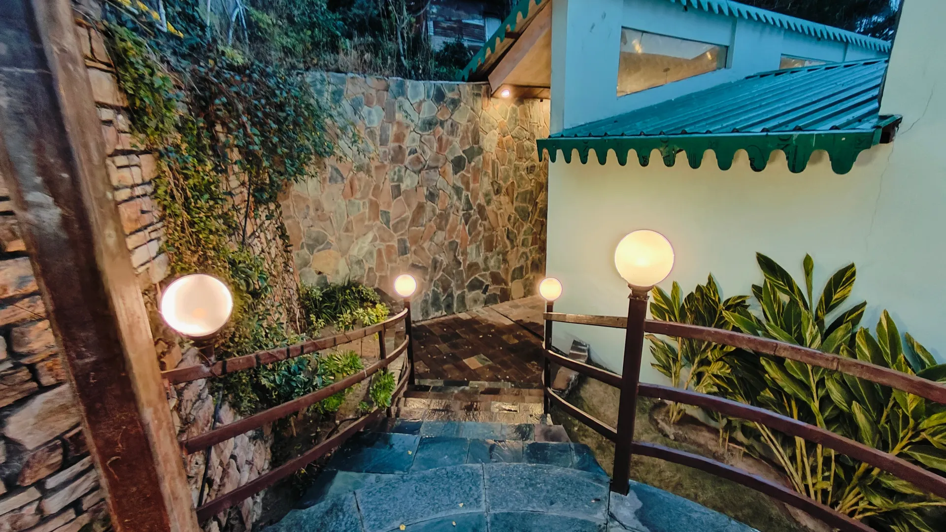 SUNITA HIMALAYAN PARADISE Garden