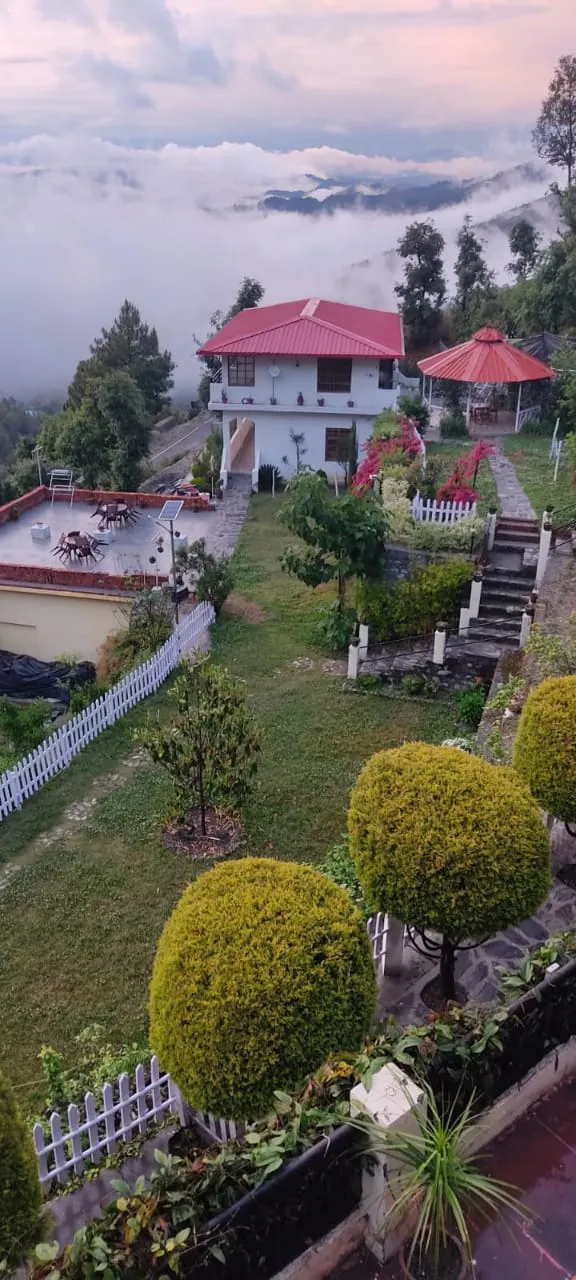 PARIJAT RETREAT  (30 KM FROM RANIKHET TOWARDS JIM CORBET) Garden