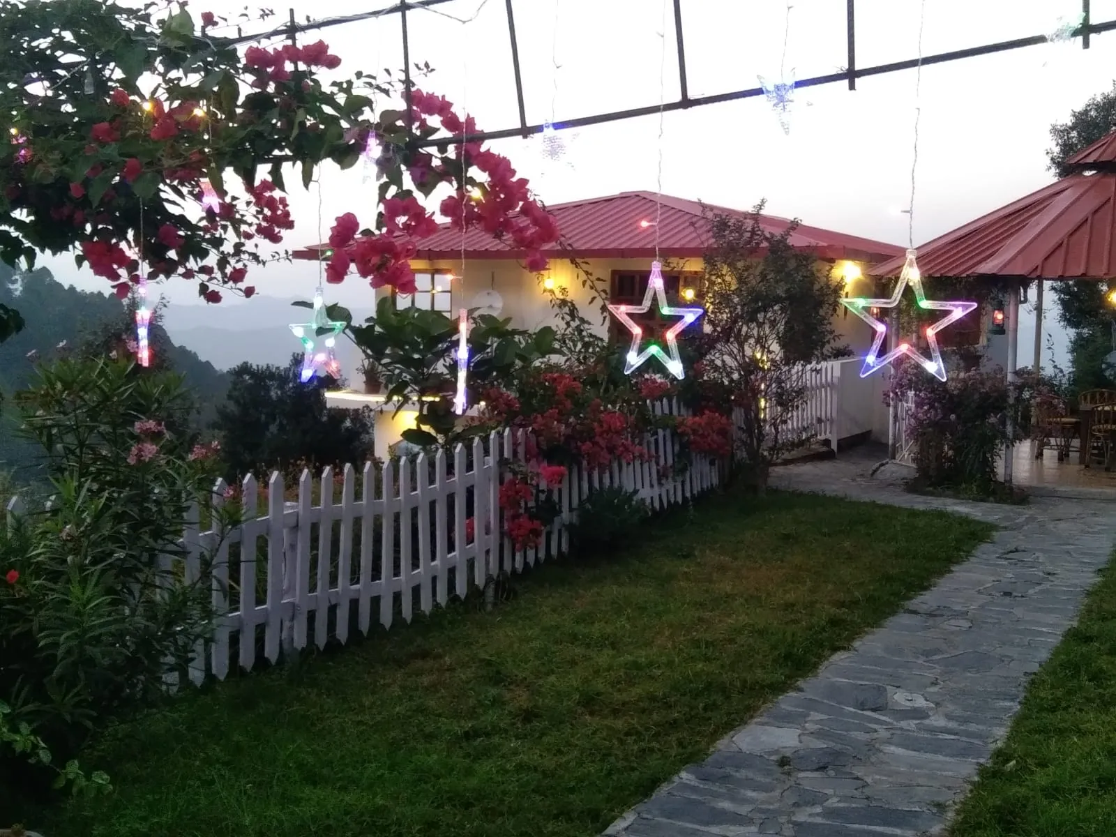 PARIJAT RETREAT  (30 KM FROM RANIKHET TOWARDS JIM CORBET) Garden