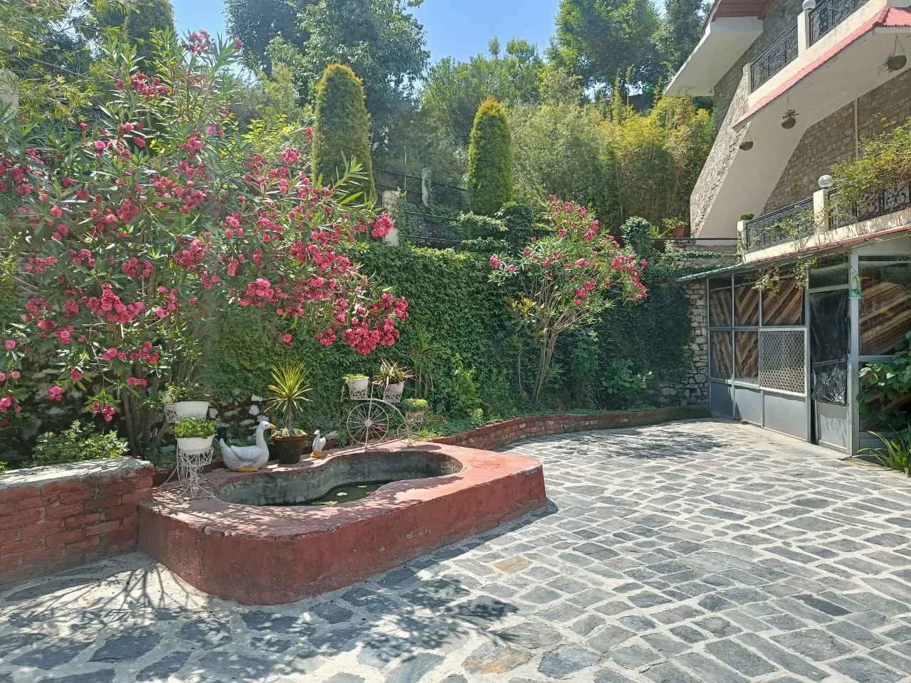 PARIJAT RETREAT  (30 KM FROM RANIKHET TOWARDS JIM CORBET) Garden
