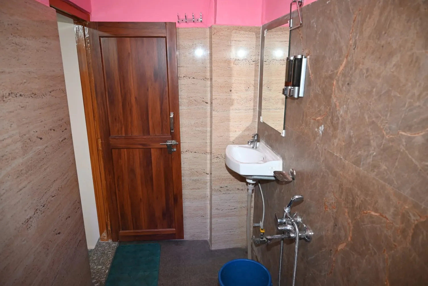 Hotel Lohaghat Regency Near Railway station Room