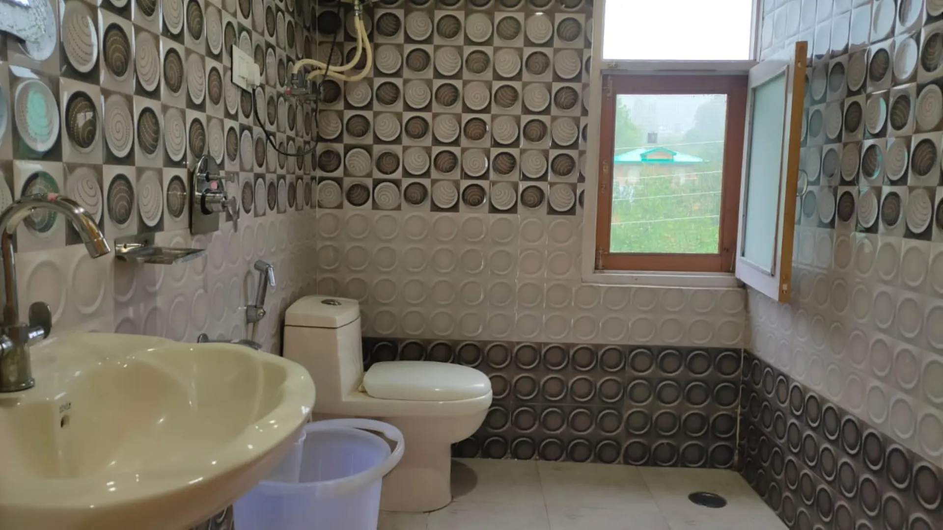 Country View Cottage Manali Bathroom