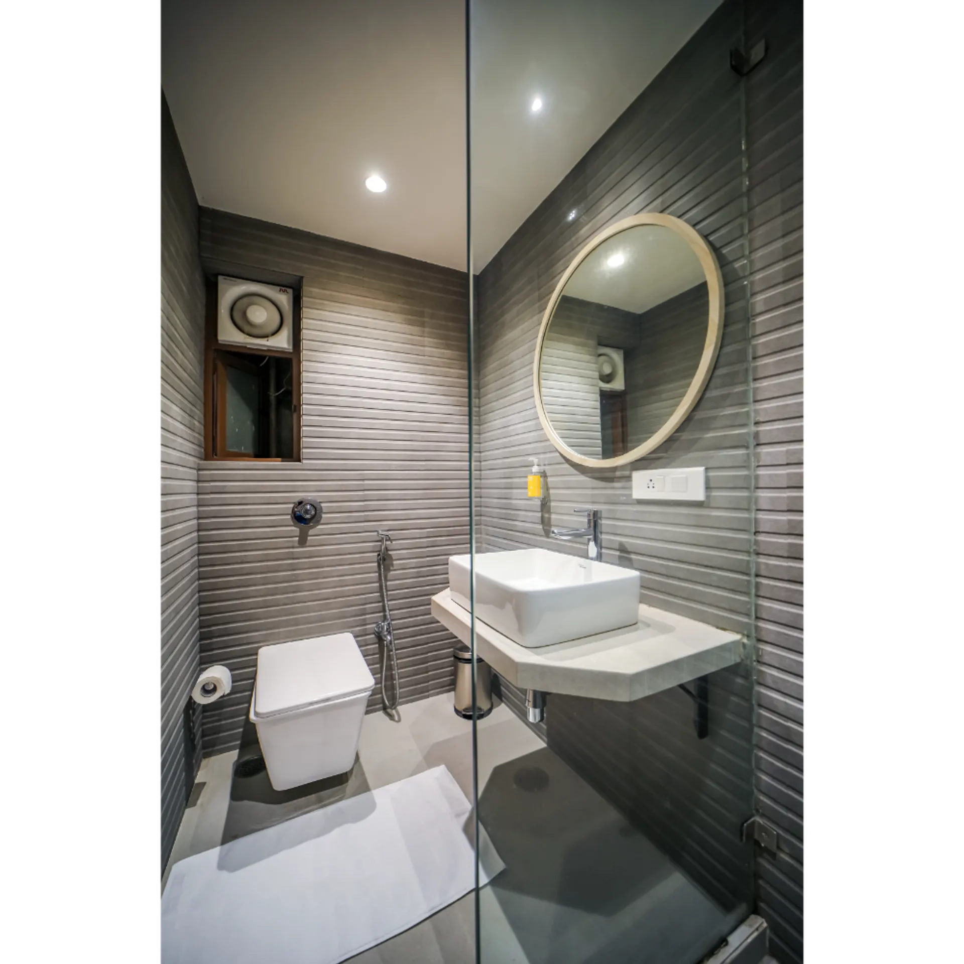 Bloom Hotel - Juhu Washroom