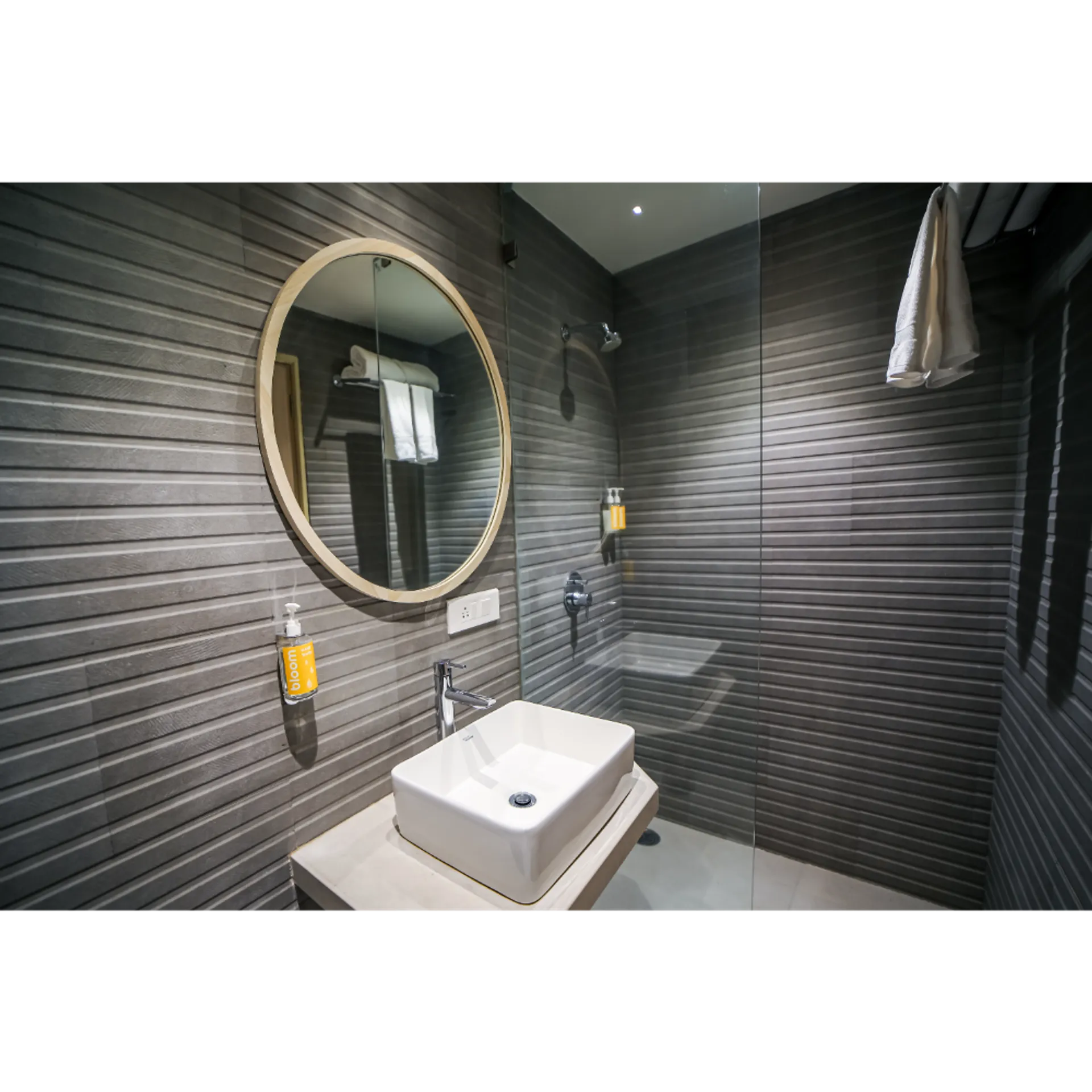 Bloom Hotel - Juhu Washroom