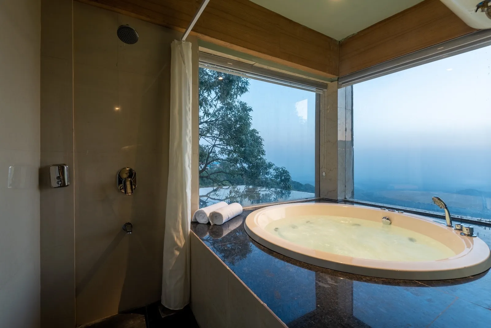 DLS Highland resort and Spa Jacuzzi