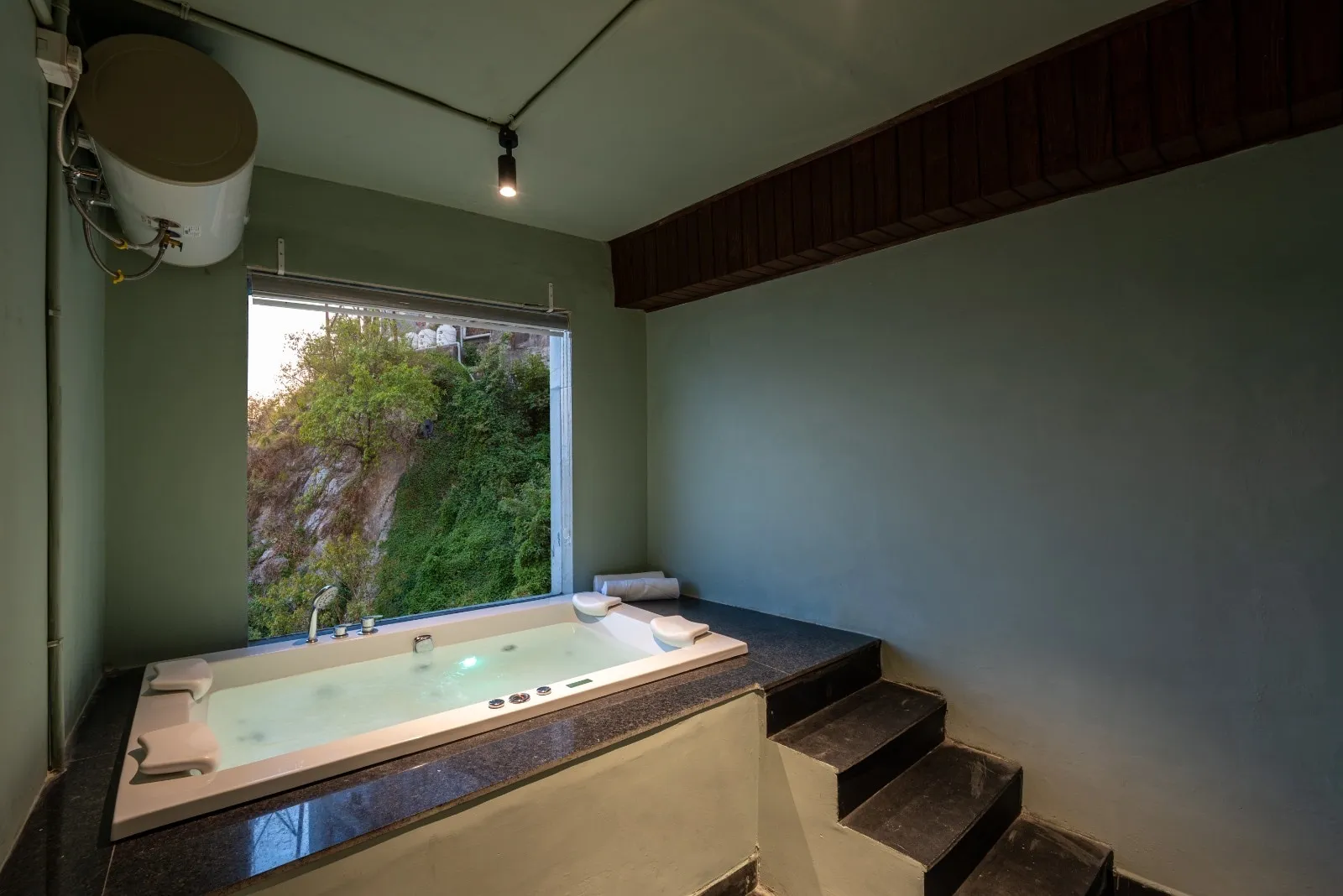 DLS Highland resort and Spa Jacuzzi