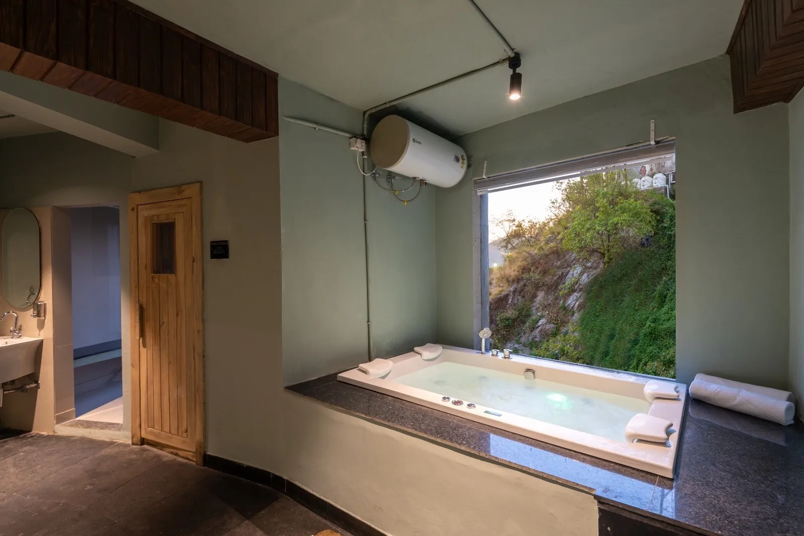 DLS Highland resort and Spa Jacuzzi