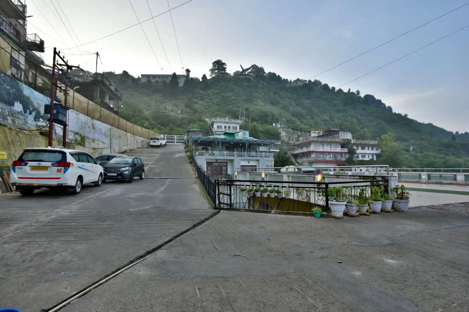 DLS Highland resort and Spa Parking