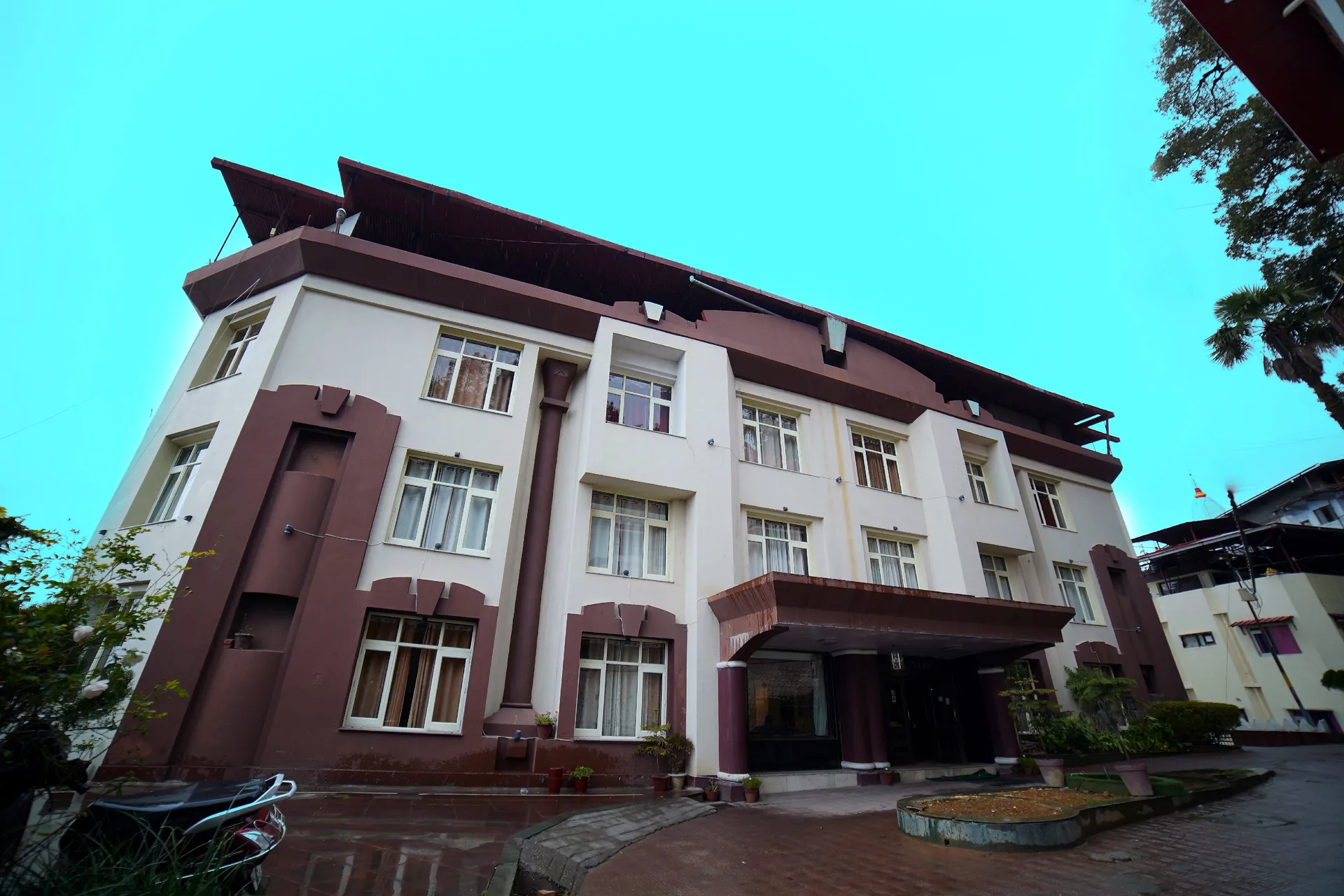 DLS Hotel Pearl Facade
