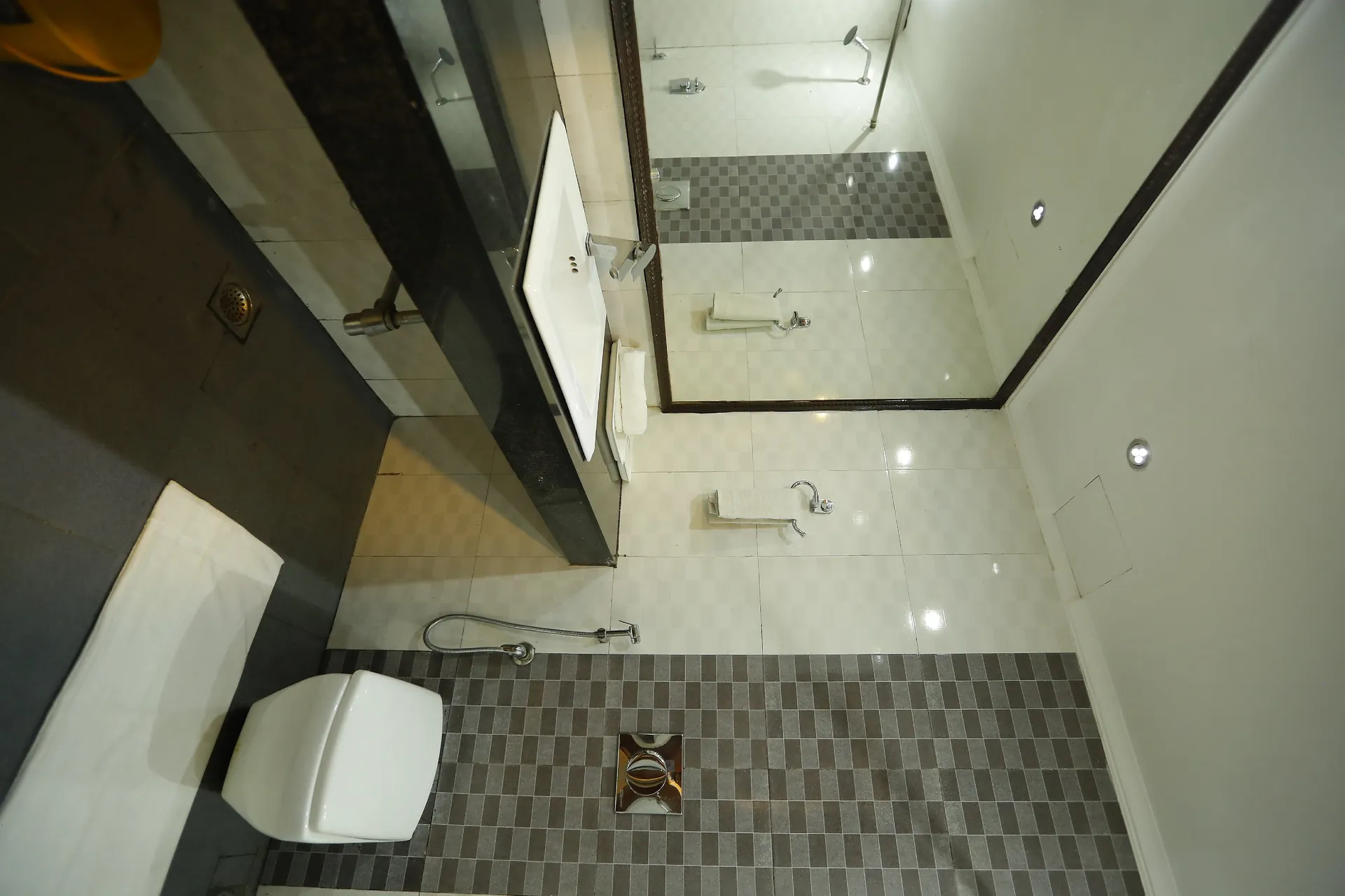 DLS Hotel Pearl Washroom