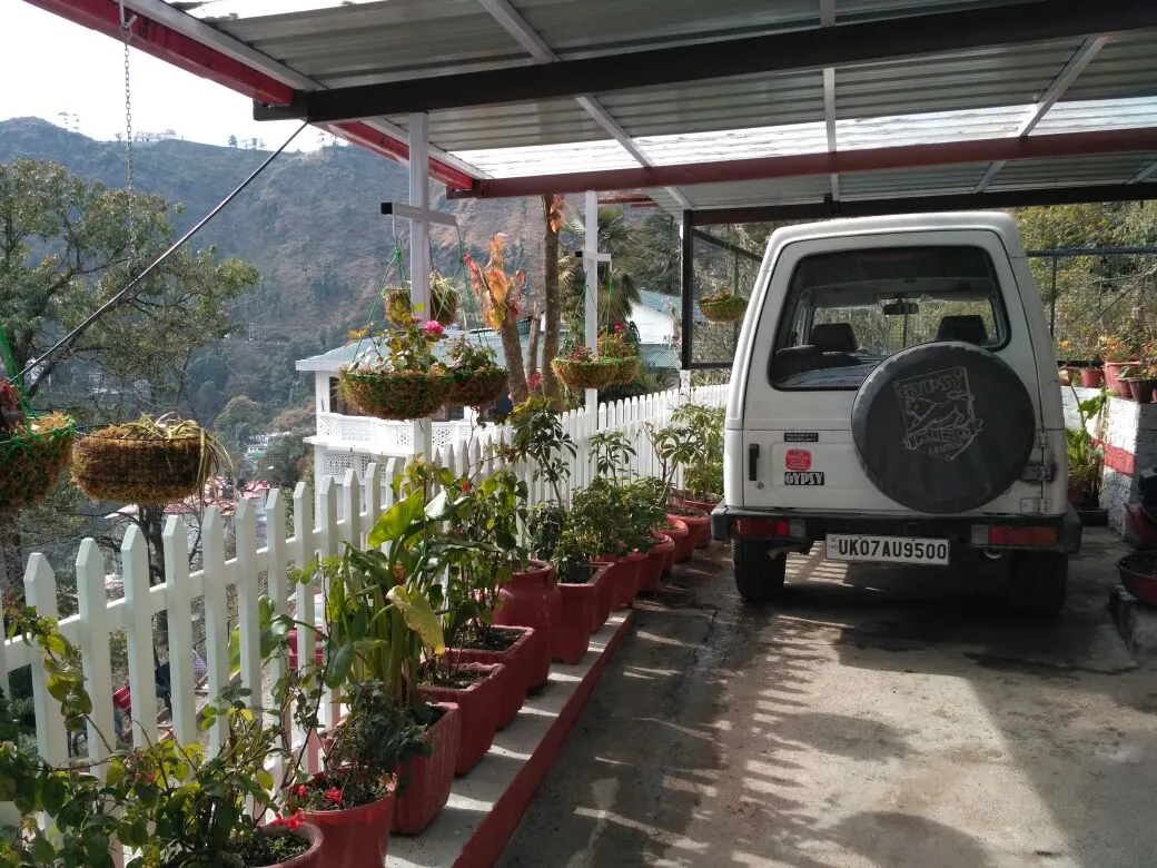 Hotel Kahkashan by Royal Collection Hotels Parking