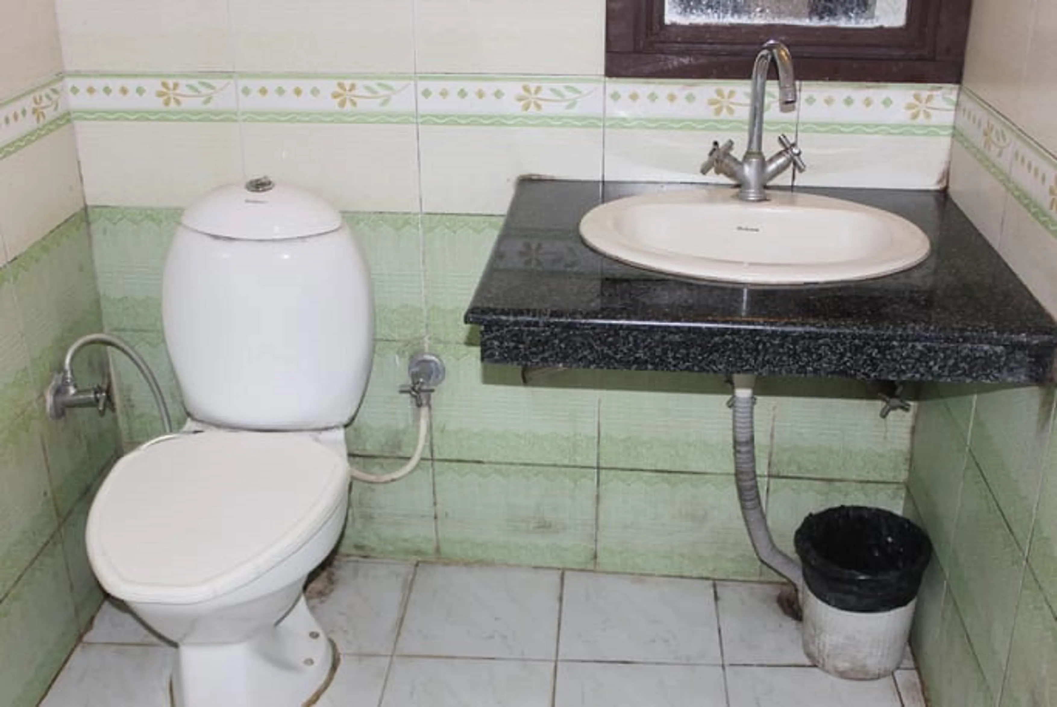 Hotel Kahkashan by Royal Collection Hotels Washroom
