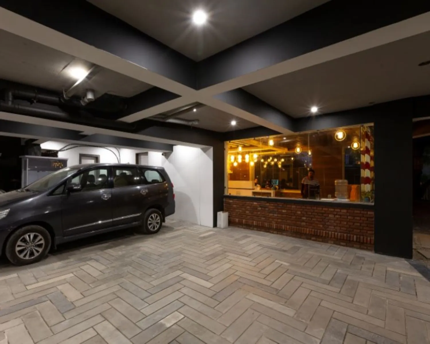 Hotel LA Eden Parking