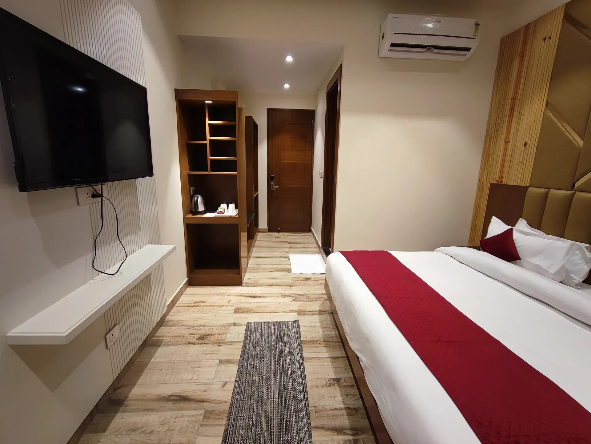 Hotel North Wood Room