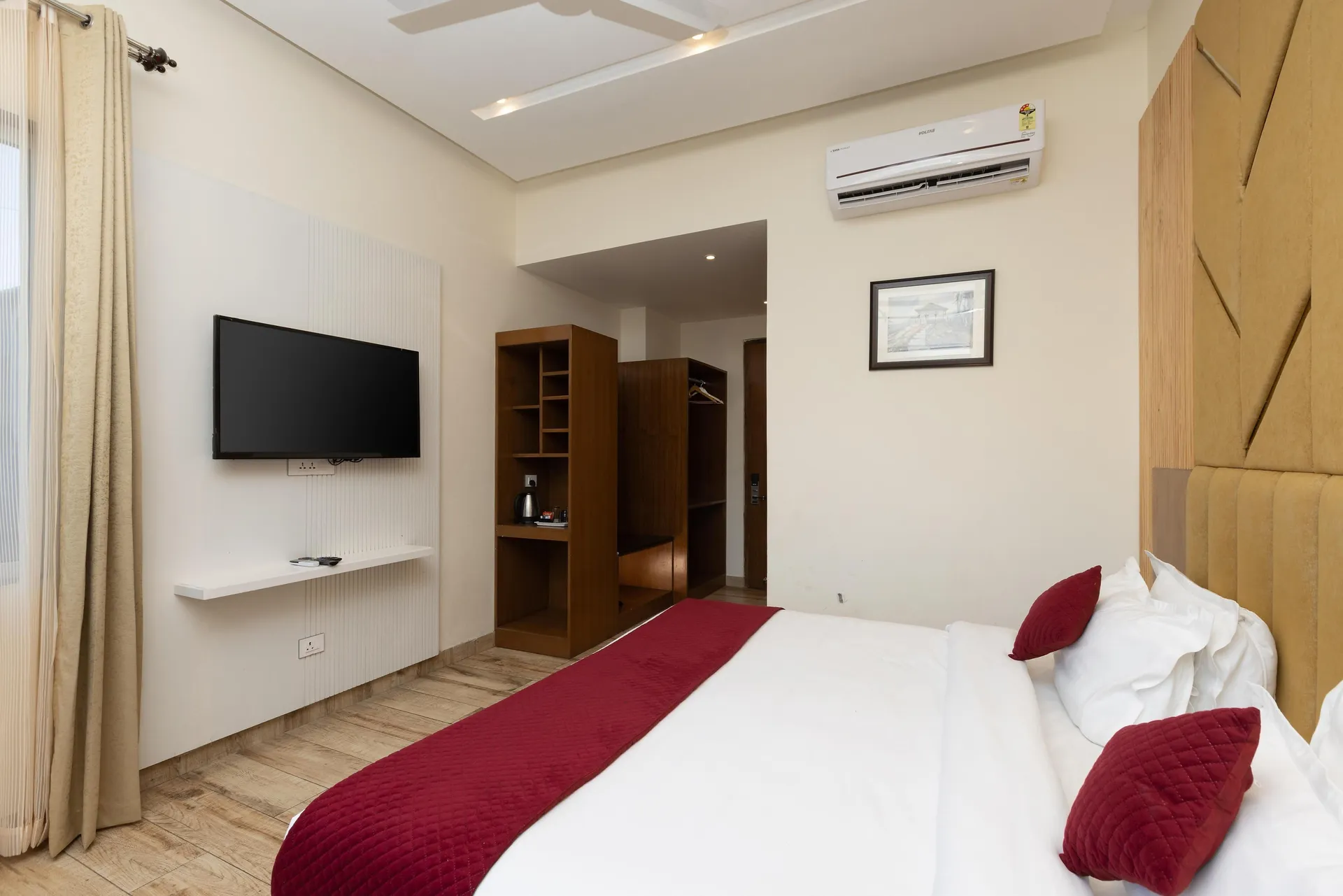 Hotel North Wood Room