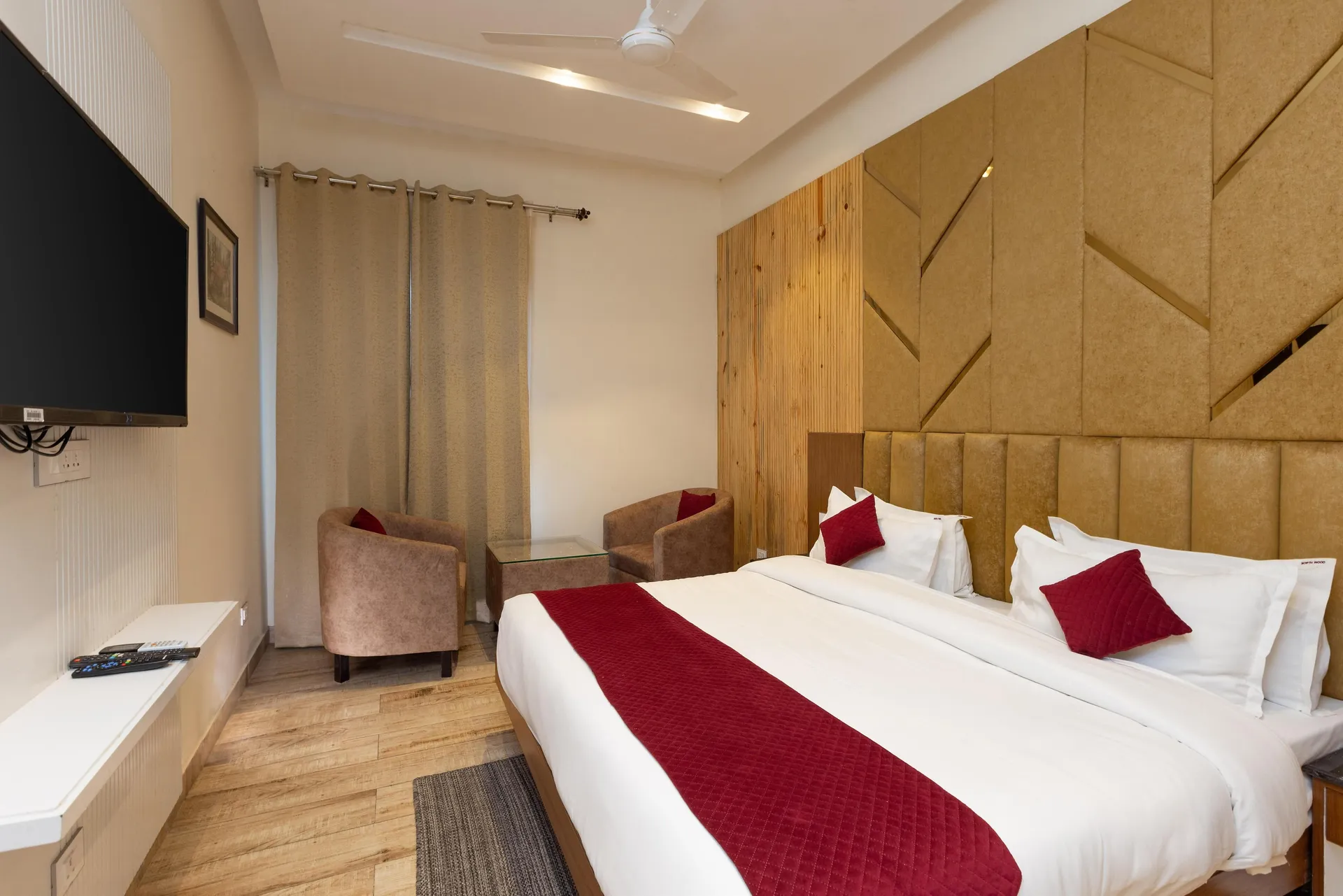 Hotel North Wood Room