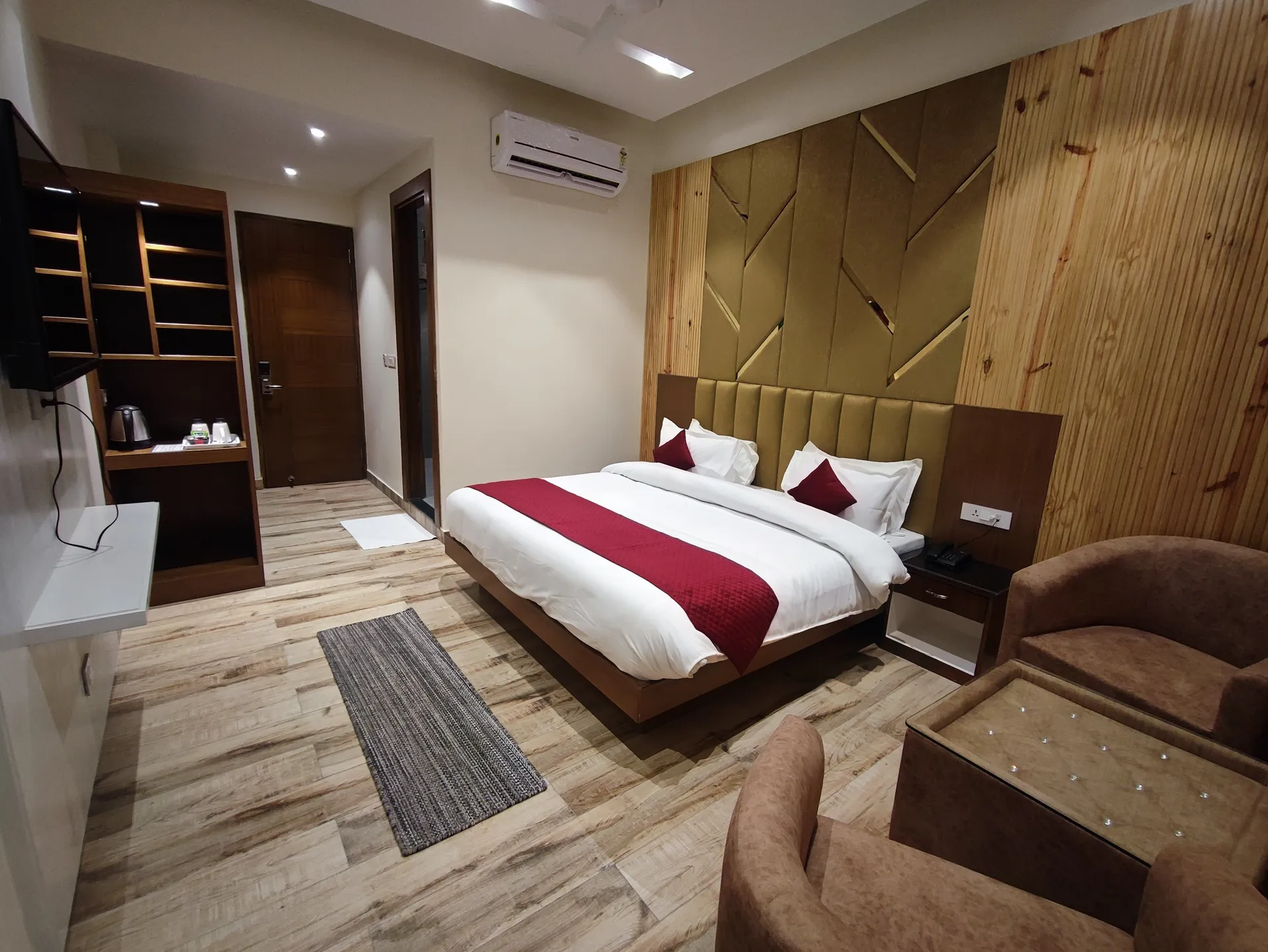 Hotel North Wood Room