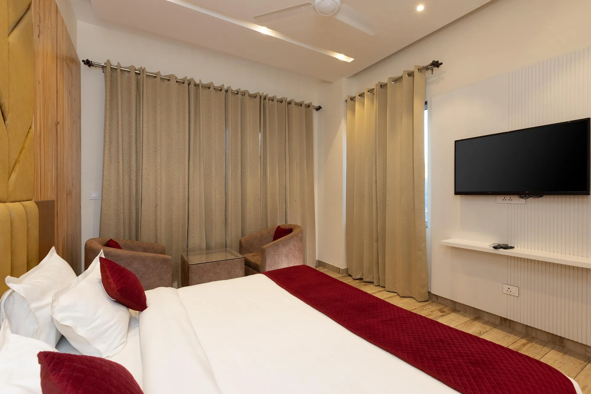 Hotel North Wood Room