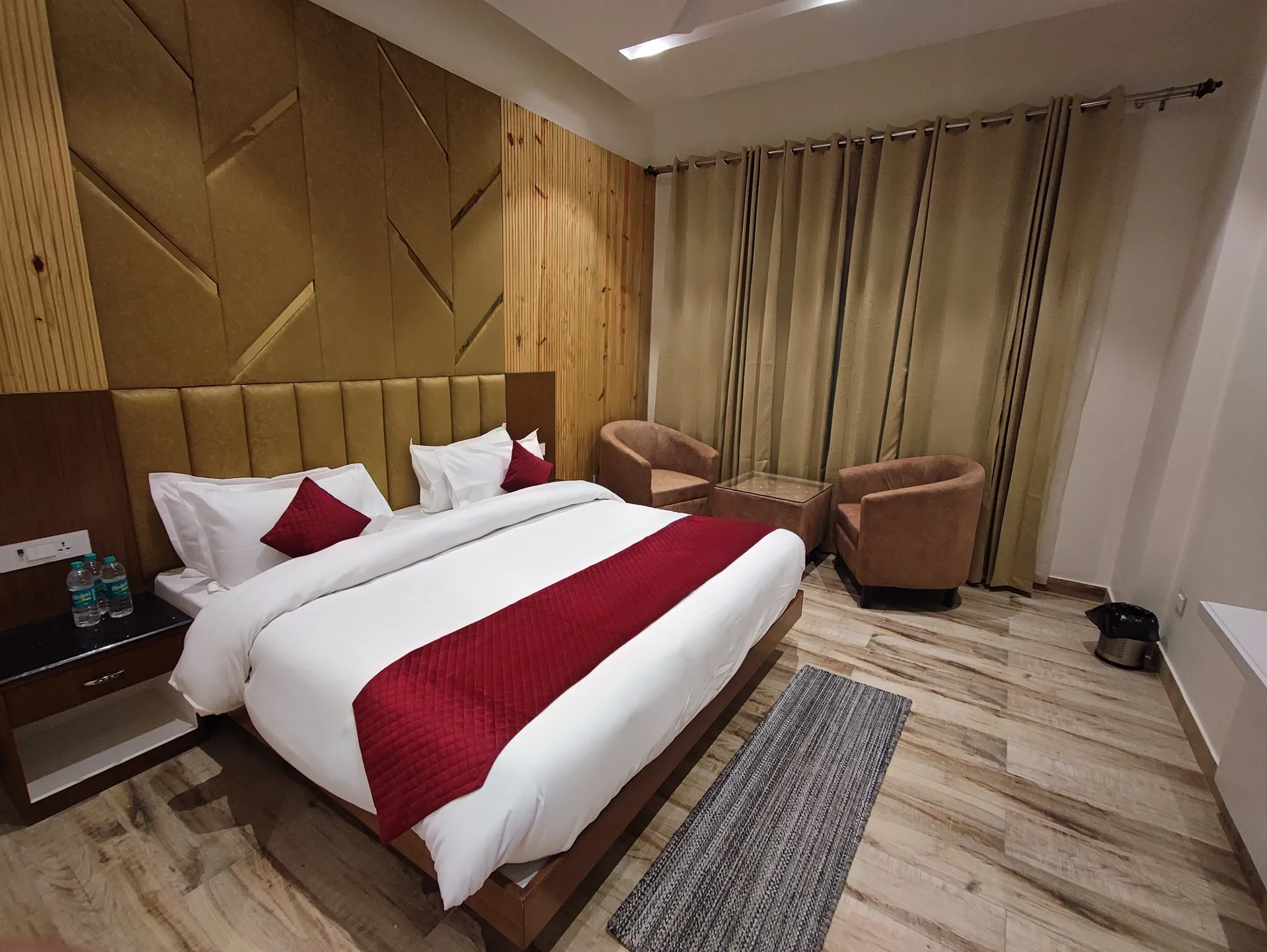 Hotel North Wood Room