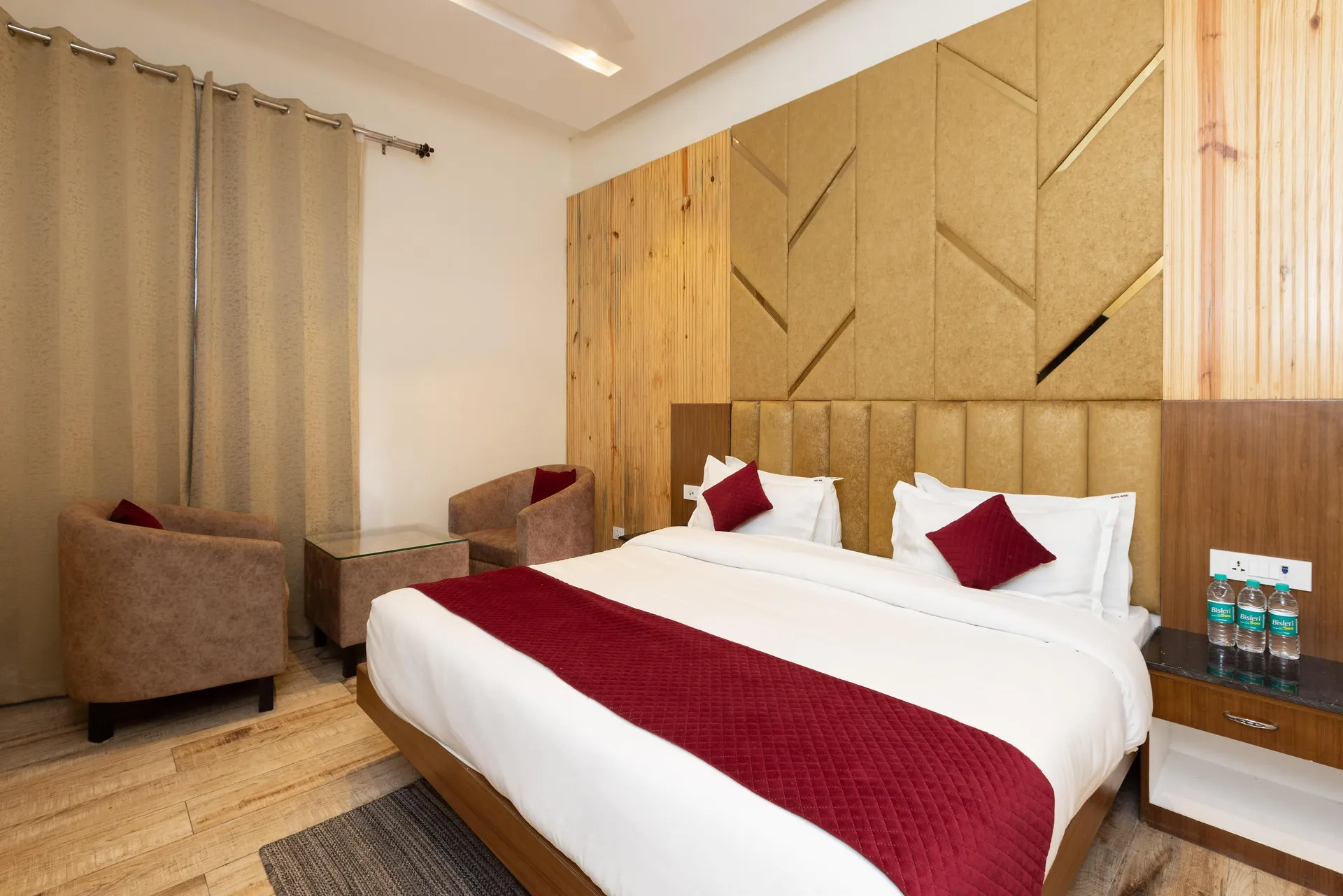 Hotel North Wood Room