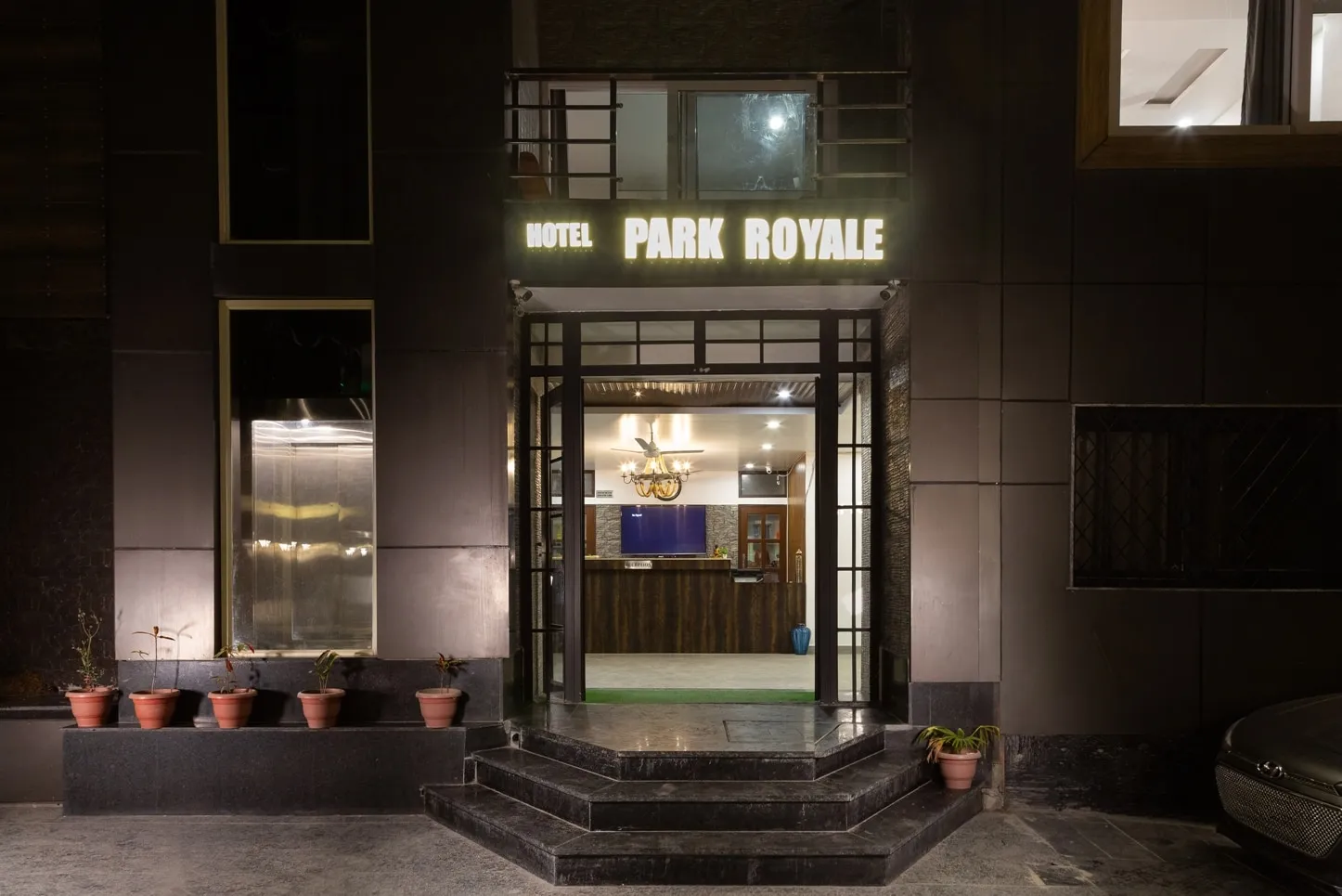 Hotel Park Royale Inn Entrance
