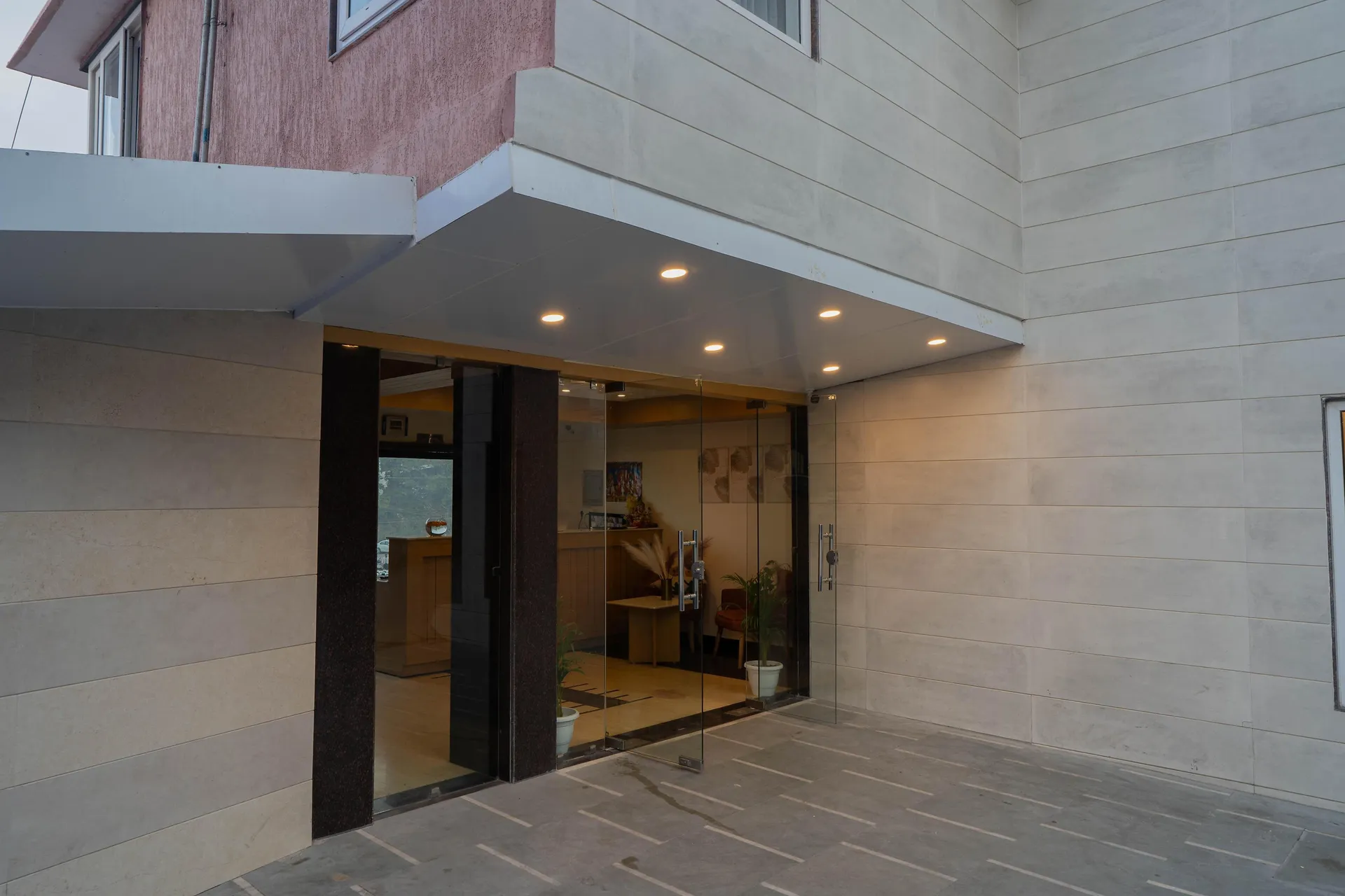 Perfectstayz Premium Mall Road Entrance
