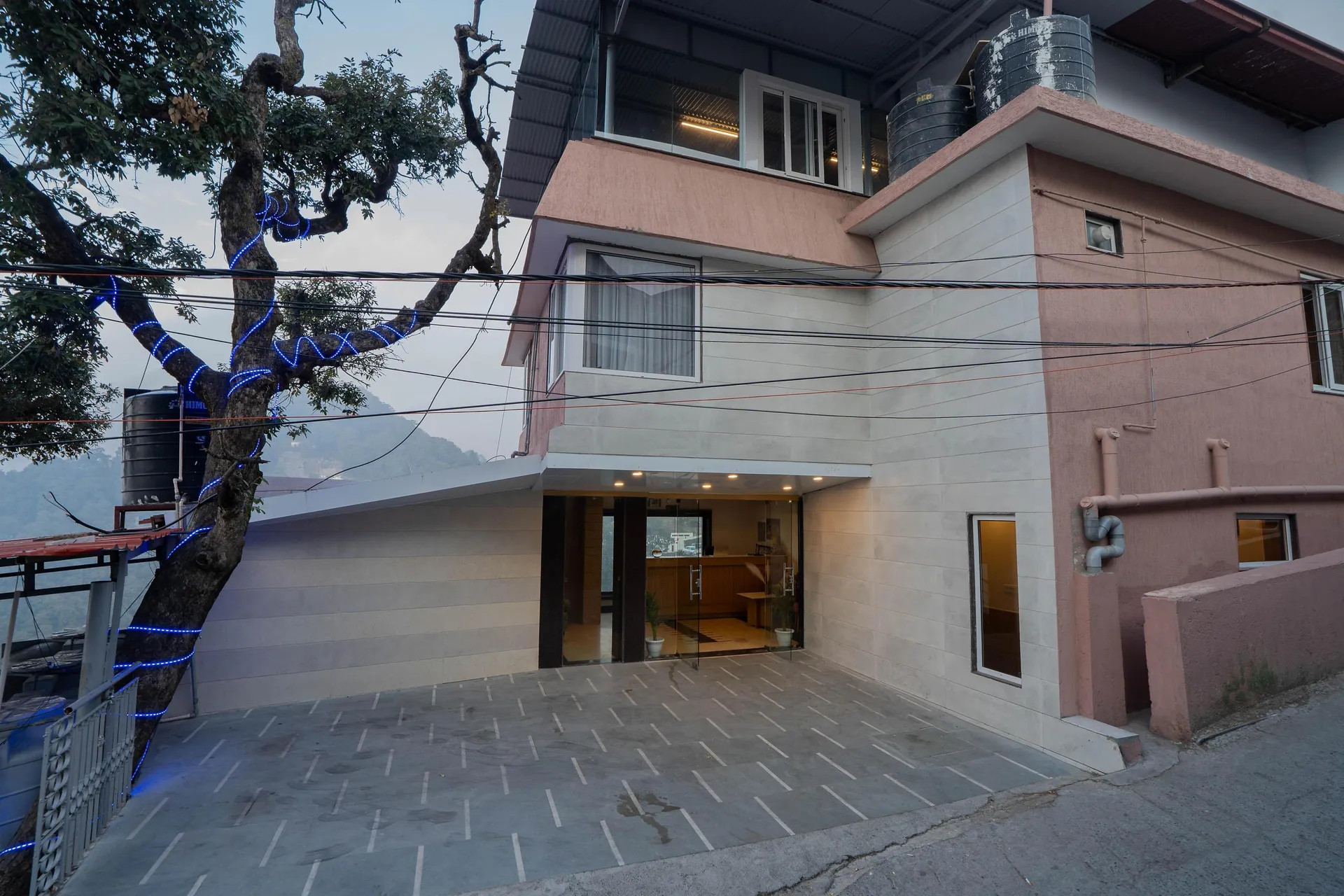 Perfectstayz Premium Mall Road Entrance