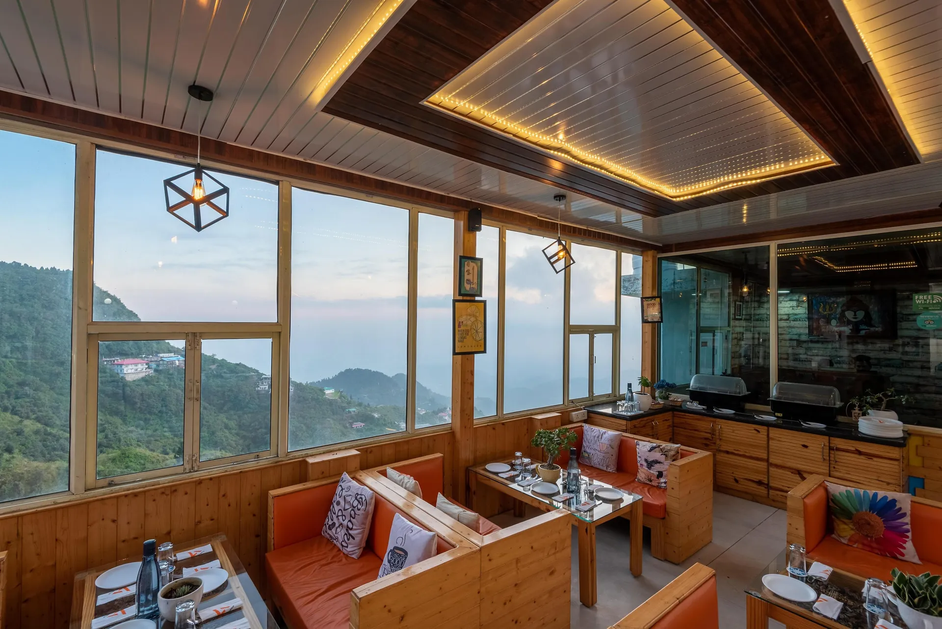 Shining hills by Lawrence Hotels Outdoors
