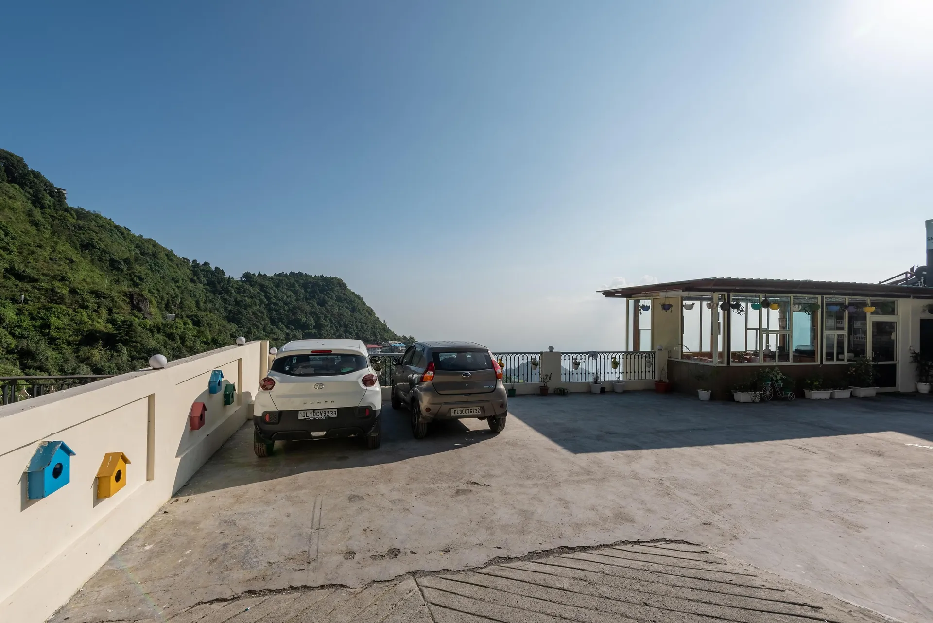 Shining hills by Lawrence Hotels Parking