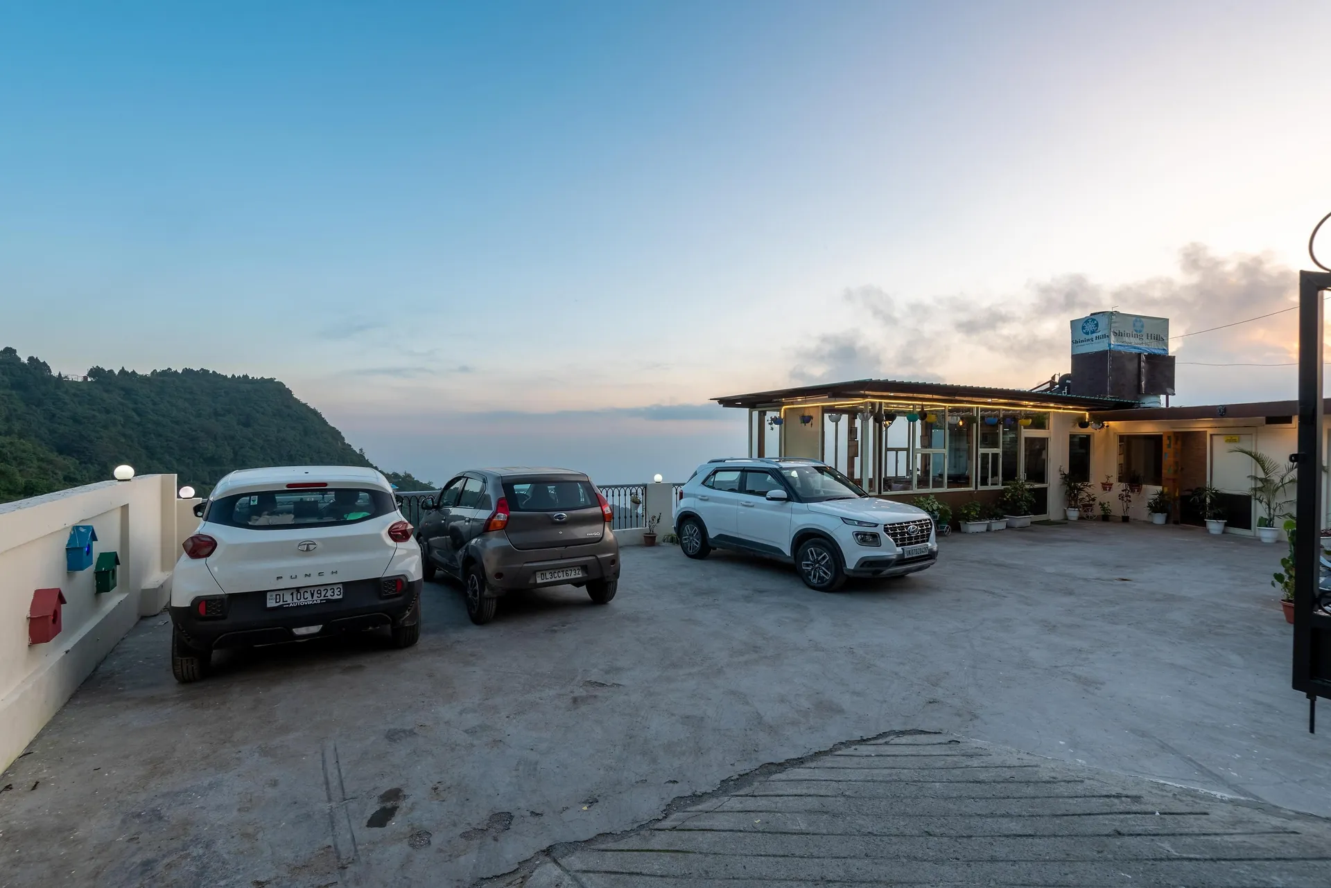 Shining hills by Lawrence Hotels Parking