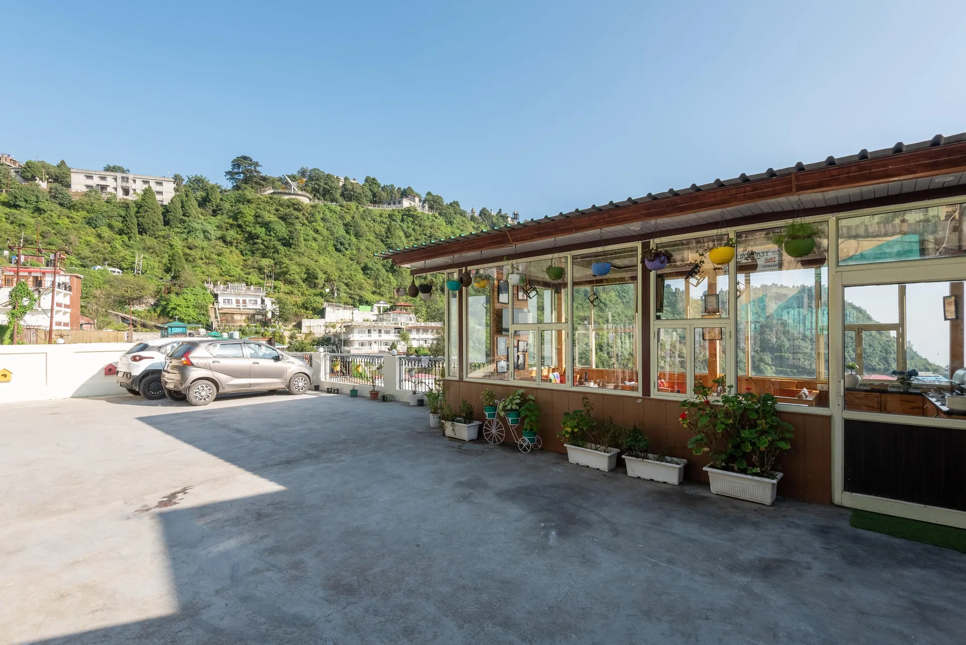 Shining hills by Lawrence Hotels Parking