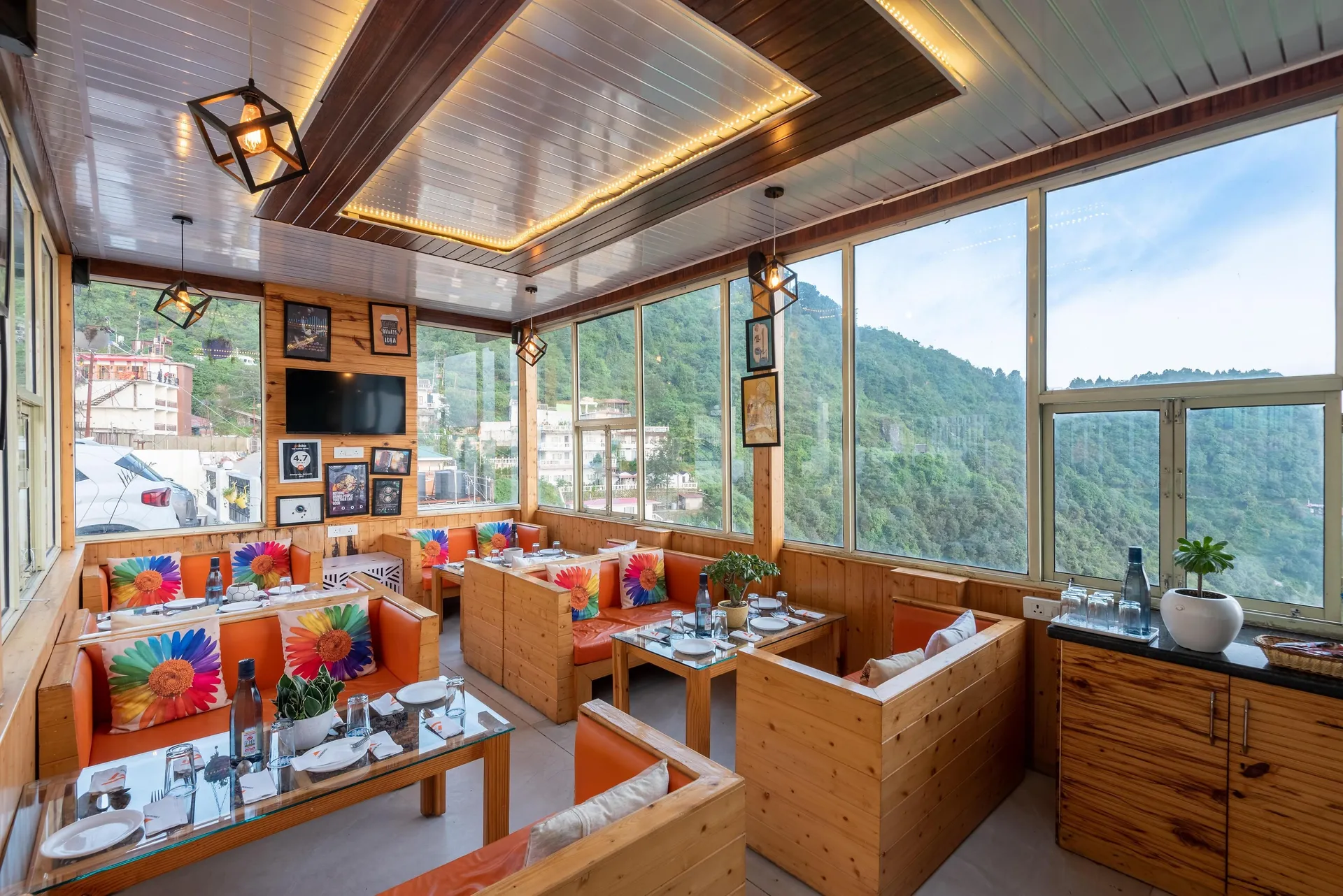 Shining hills by Lawrence Hotels Restaurant