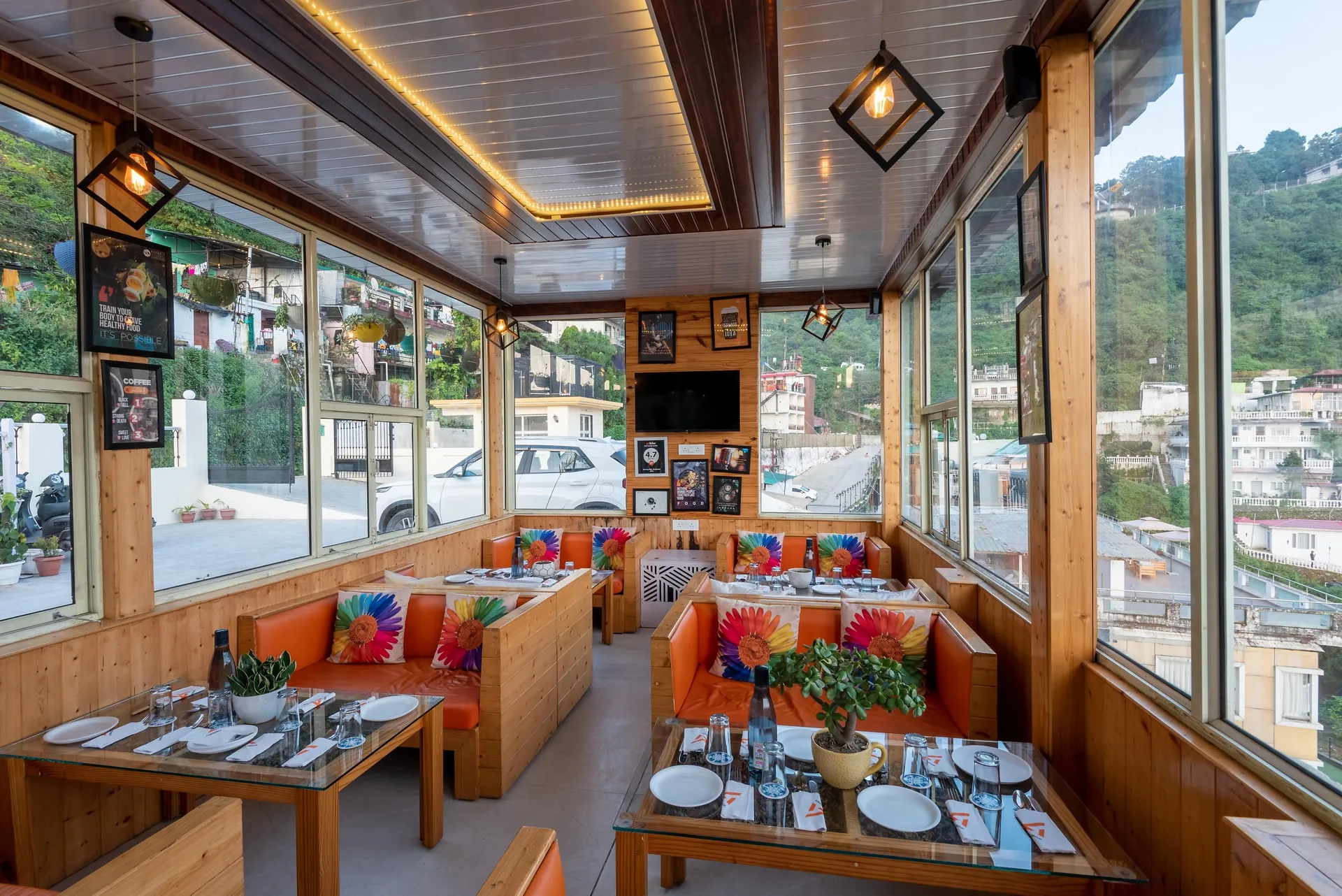 Shining hills by Lawrence Hotels Restaurant