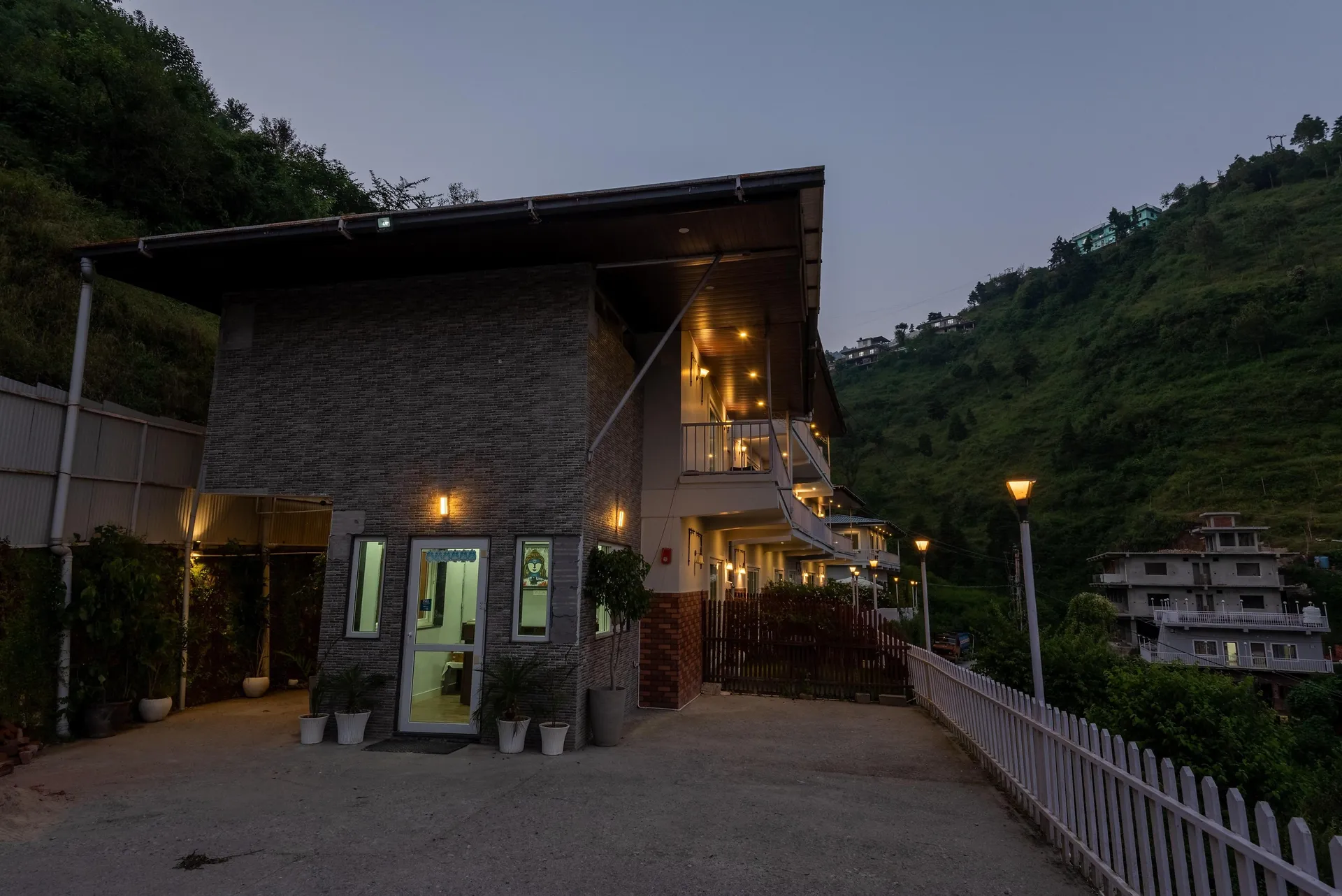 SL Manor Resort by Lawrence Hotels Parking