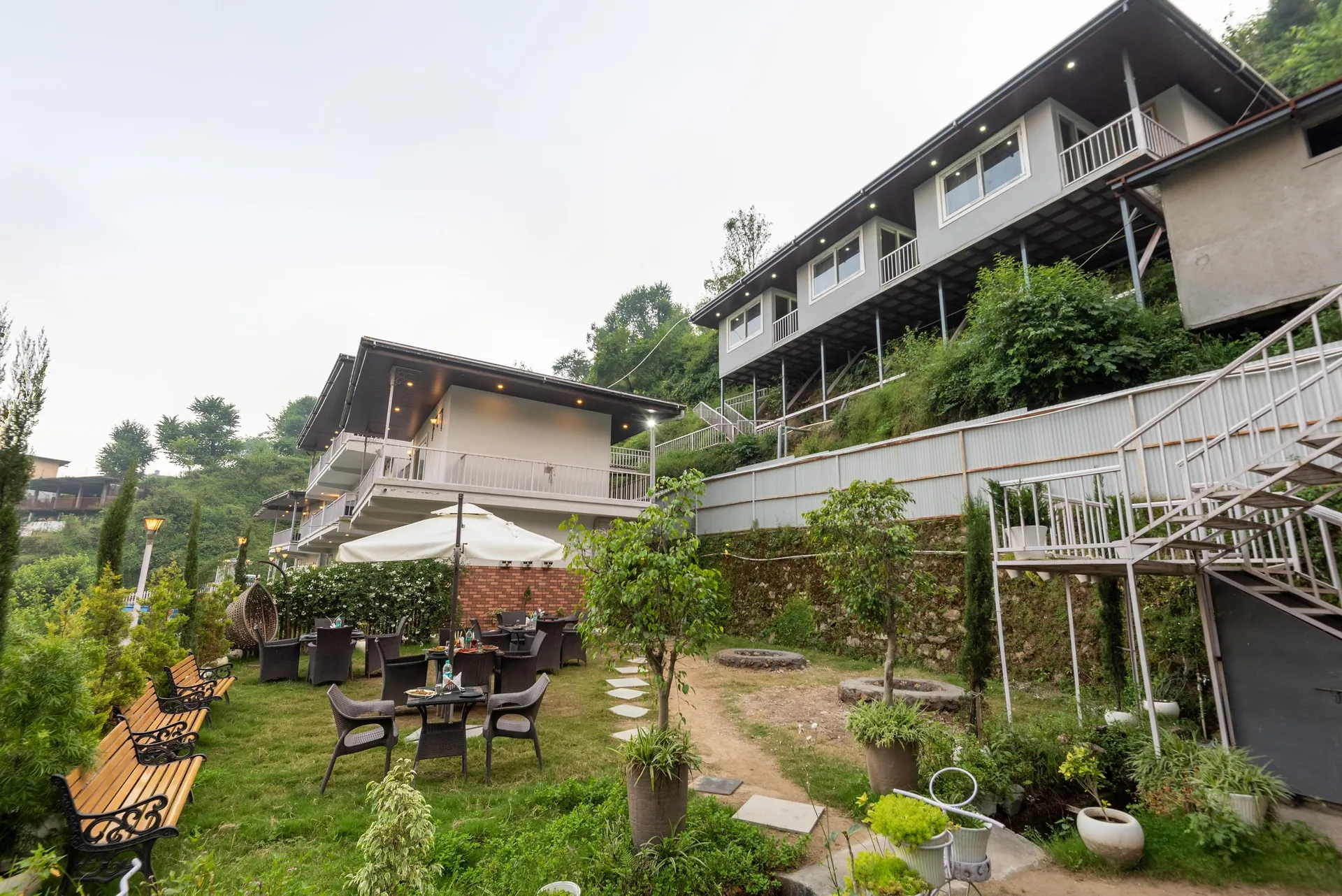 SL Manor Resort by Lawrence Hotels Restaurant