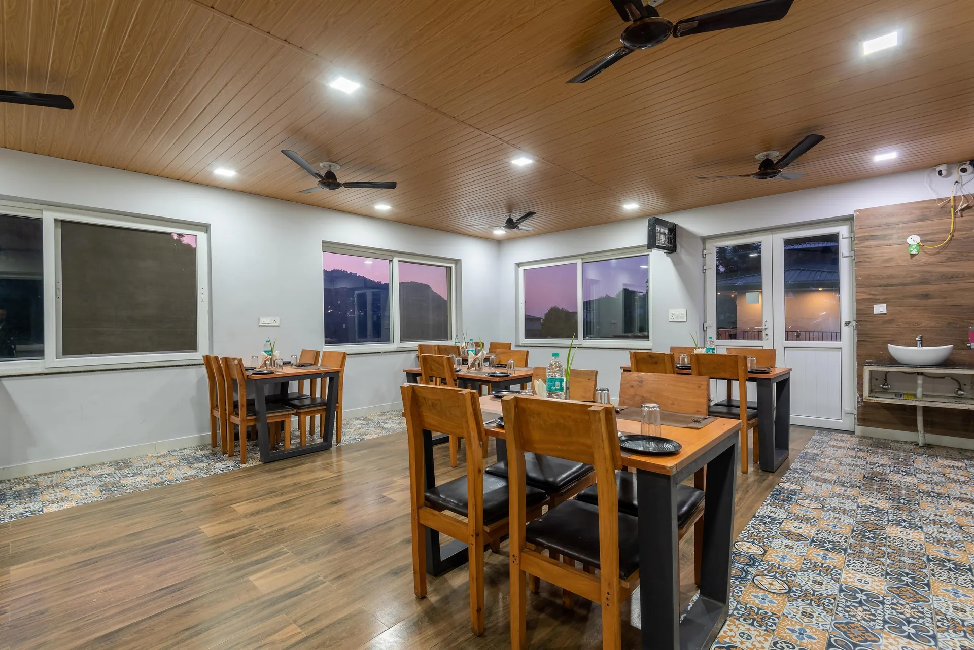 SL Manor Resort by Lawrence Hotels Restaurant