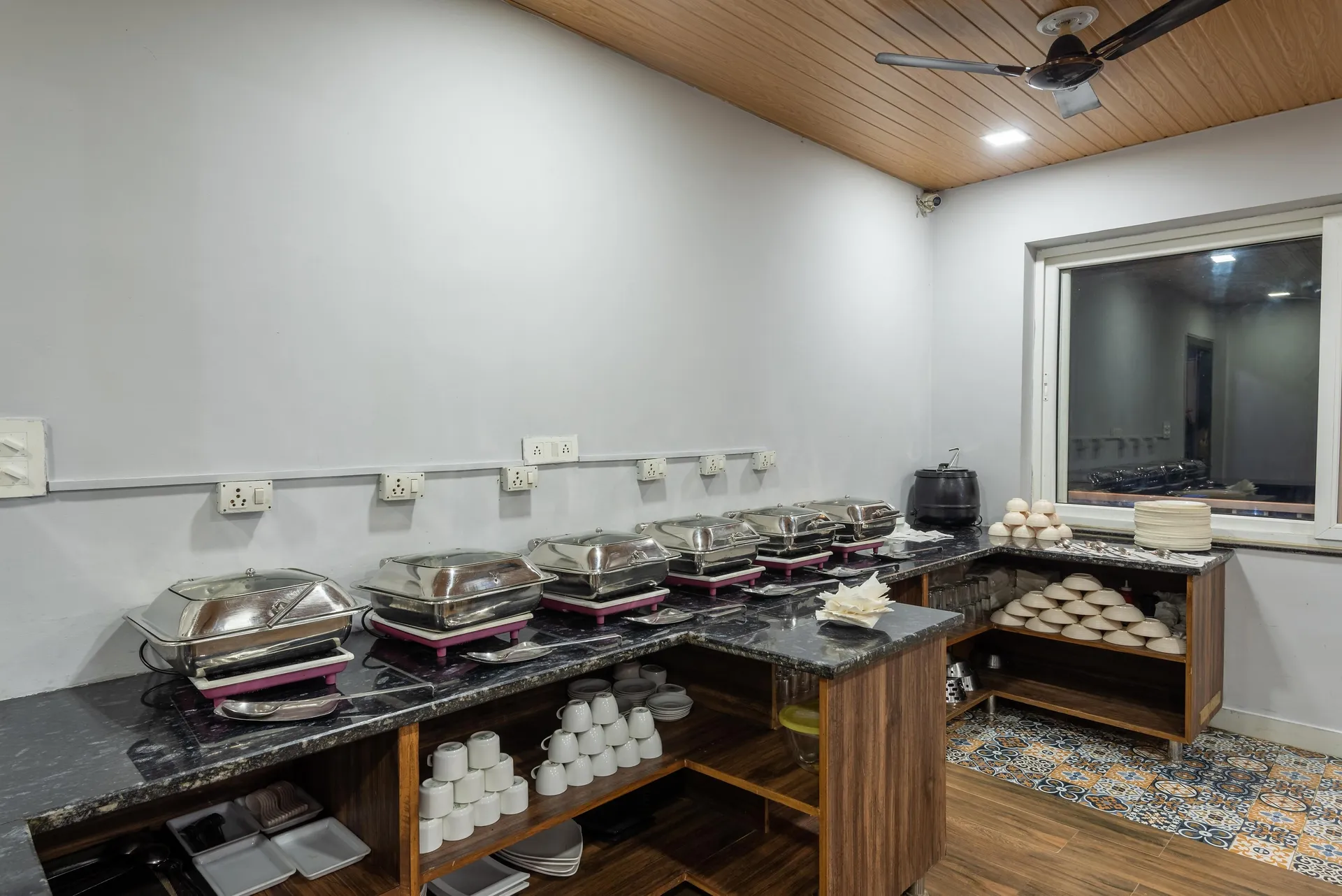 SL Manor Resort by Lawrence Hotels Restaurant