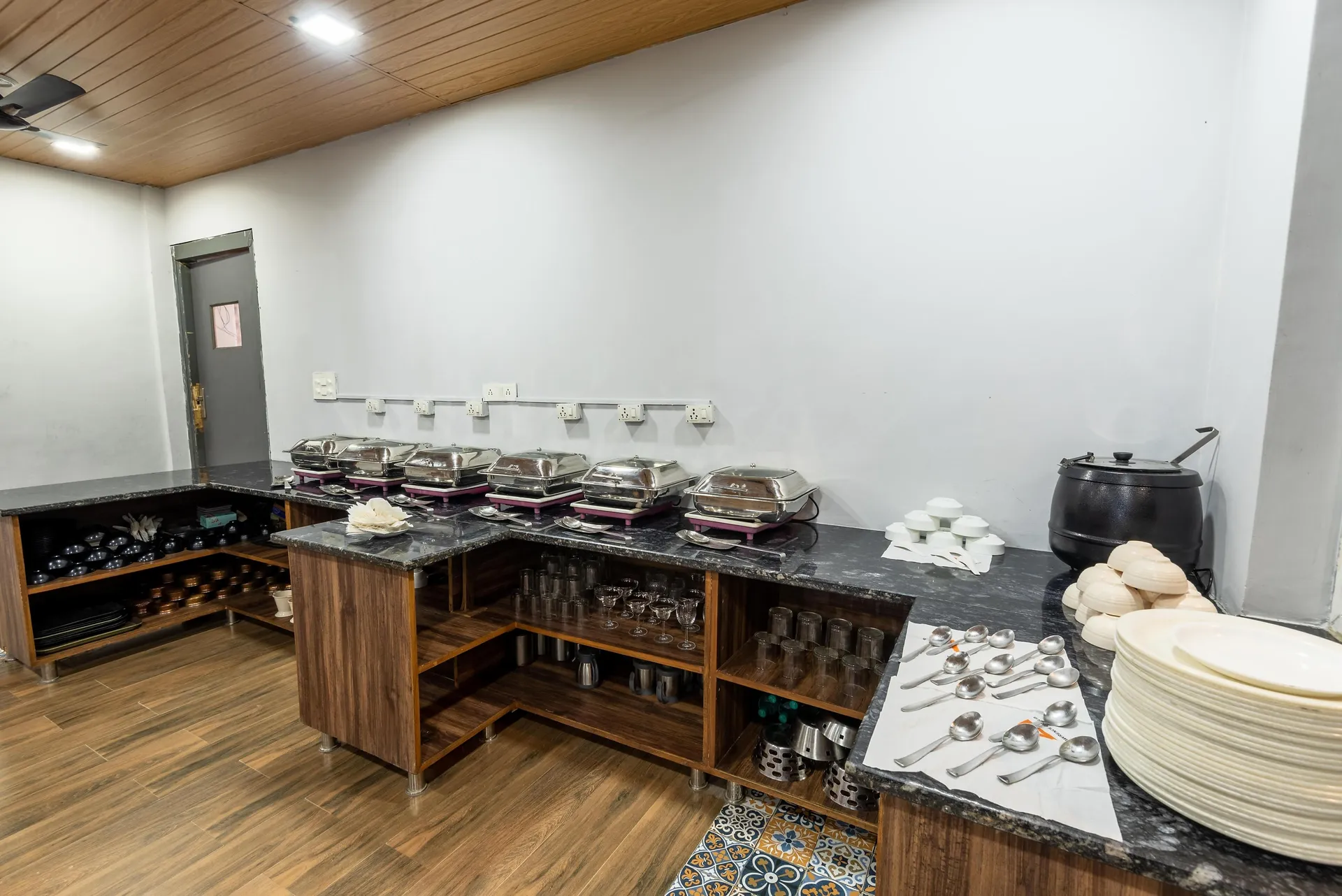 SL Manor Resort by Lawrence Hotels Restaurant