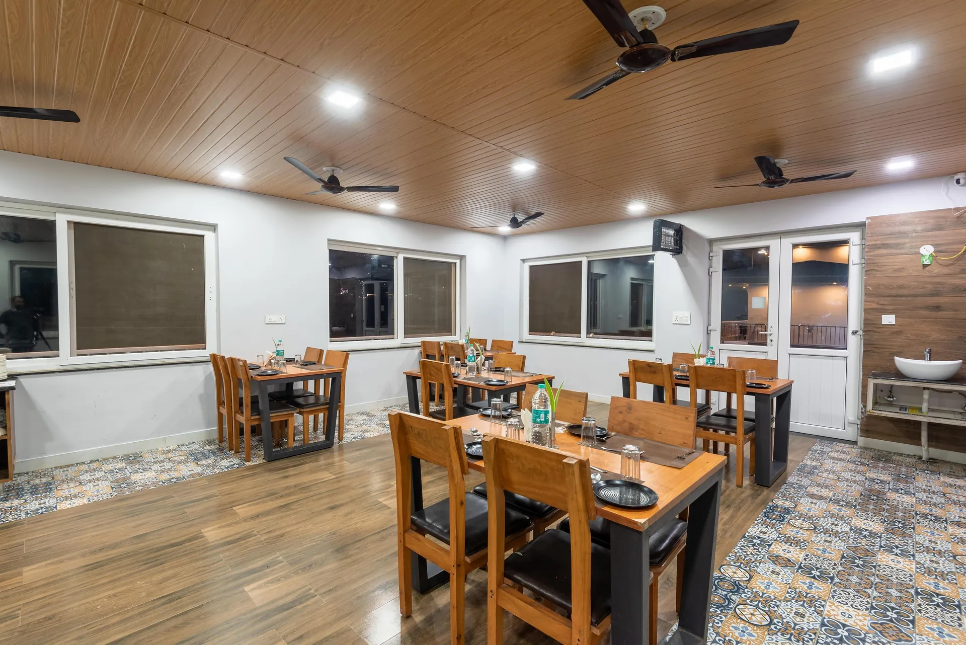 SL Manor Resort by Lawrence Hotels Restaurant