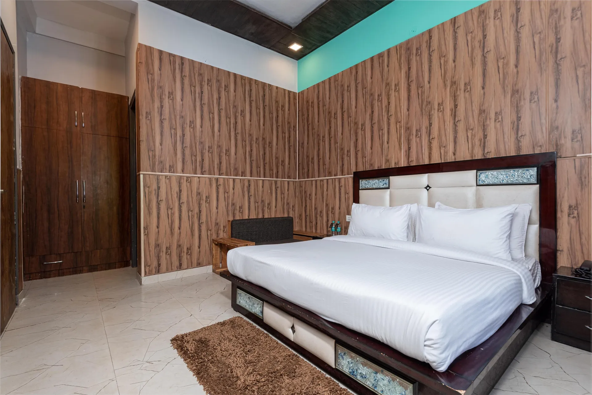 SL Manor Resort by Lawrence Hotels Room