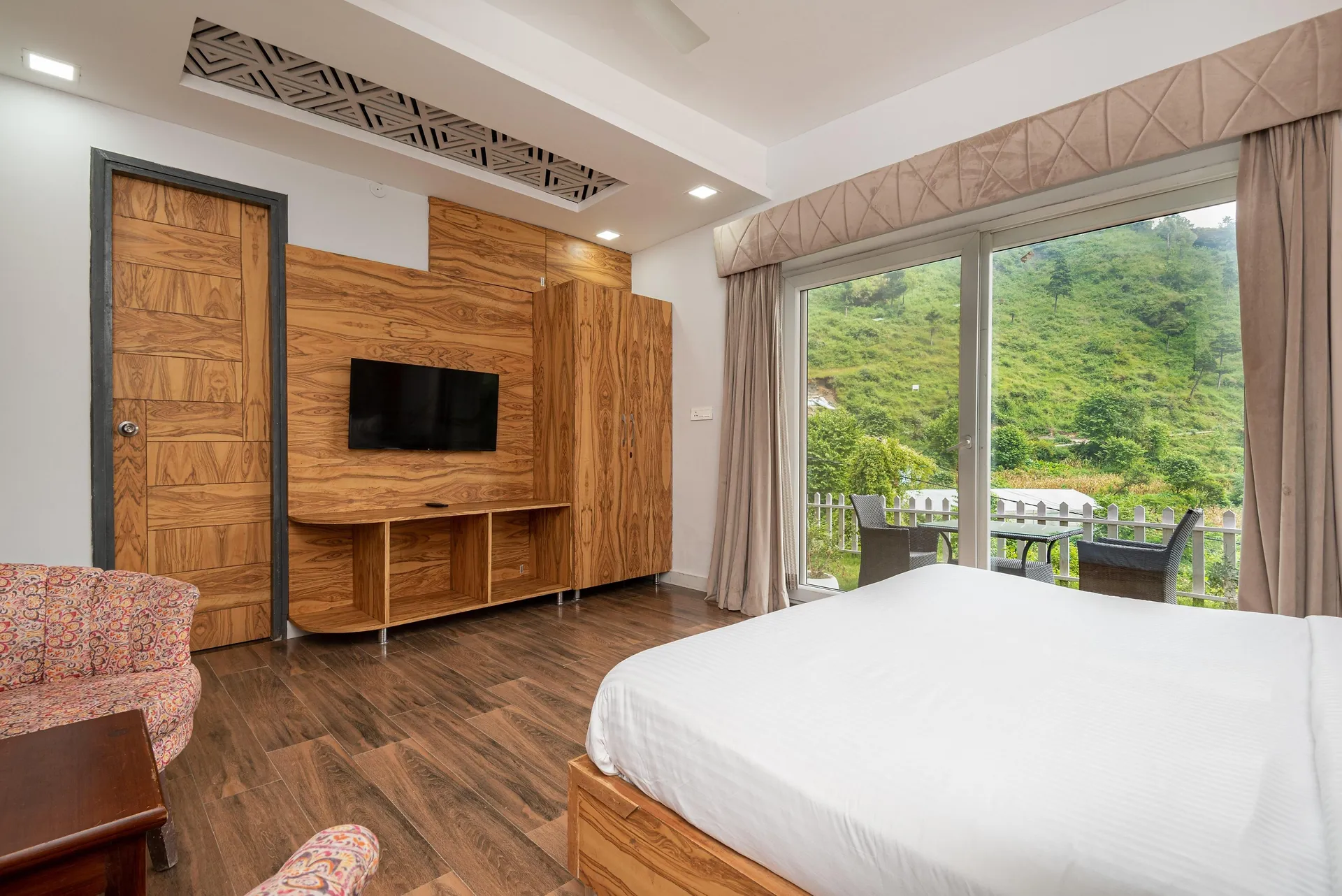 SL Manor Resort by Lawrence Hotels Room