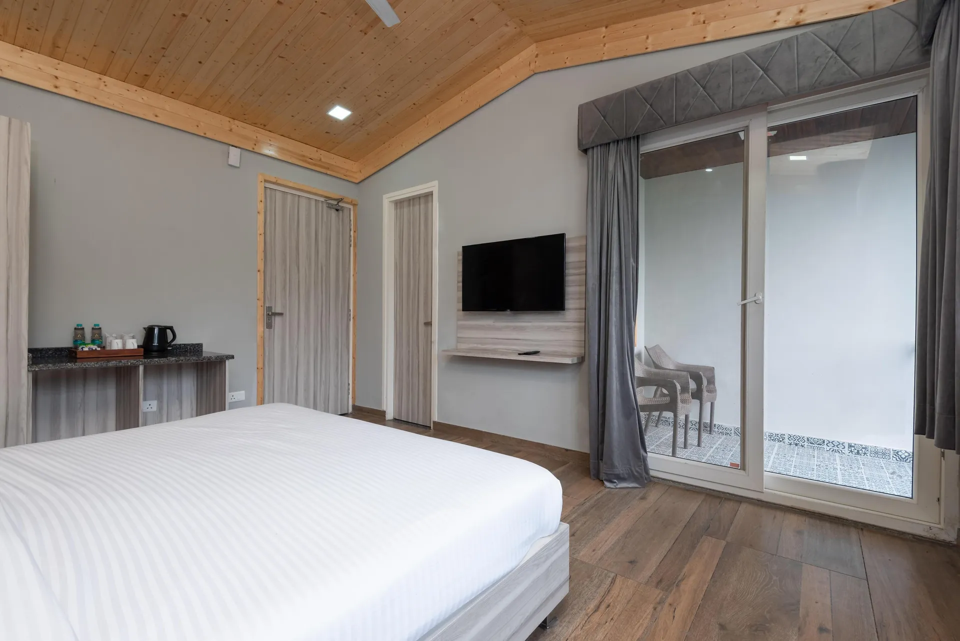 SL Manor Resort by Lawrence Hotels Room