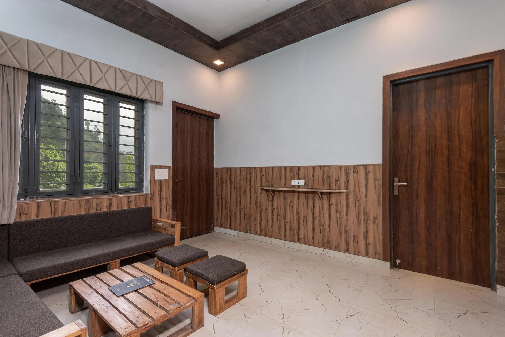 SL Manor Resort by Lawrence Hotels Room